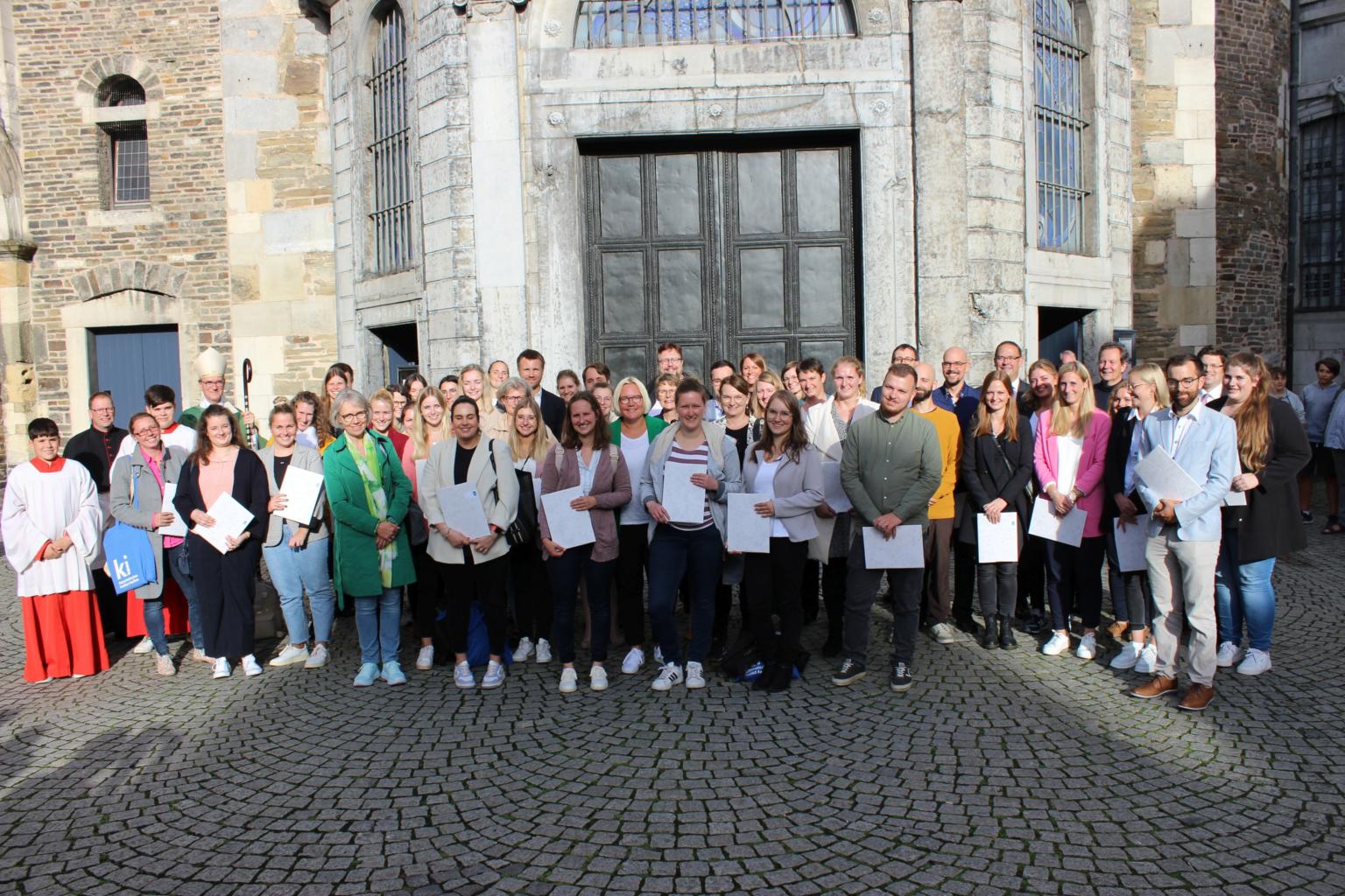 30 Religionslehrerinnen und -lehrer erhalten ihre kirchliche Beauftragung (c) Bistum Aachen/Anja Klingbeil