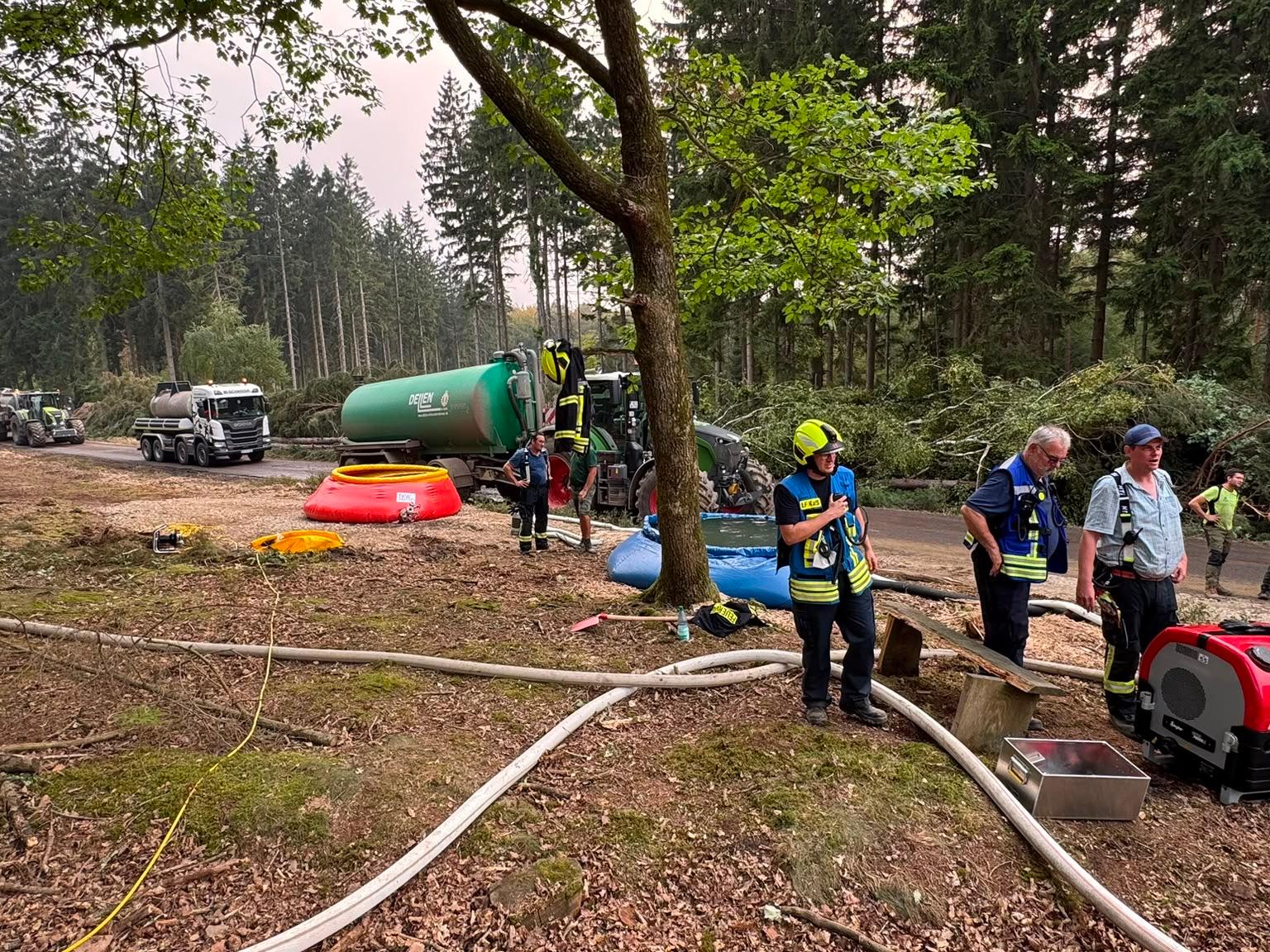 Einsatzkräfte kämpfen weiter gegen die Flammen