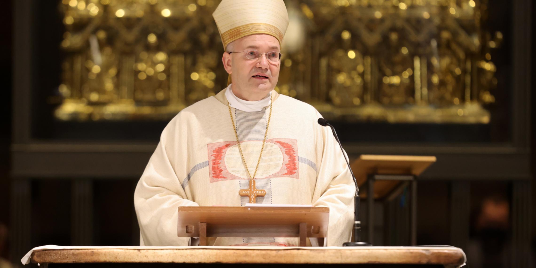 Bischof Dr. Helmut Dieser predigt
