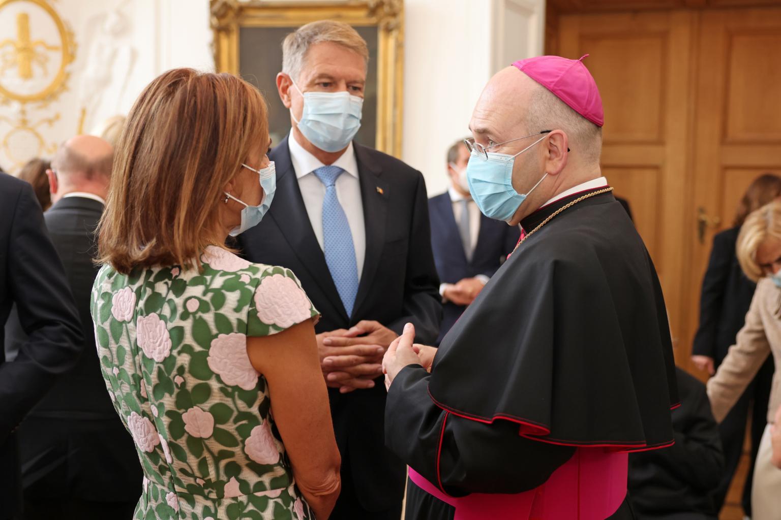 Bischof Dr. Helmut Dieser im Gespräch mit Präsident Klaus Iohannis und seiner Ehefrau Carmen (c) Andreas Steindl