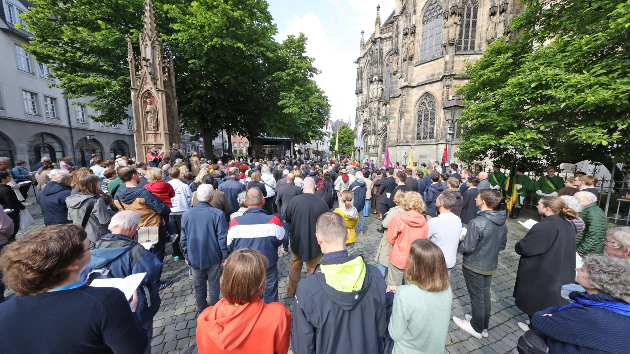 Fronleichnamsprozession durch Aachen.