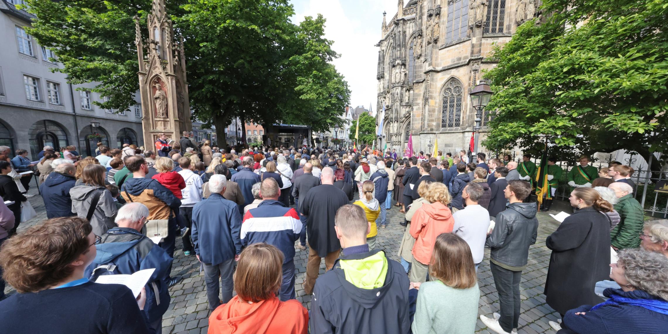 Fronleichnamsprozession durch Aachen.
