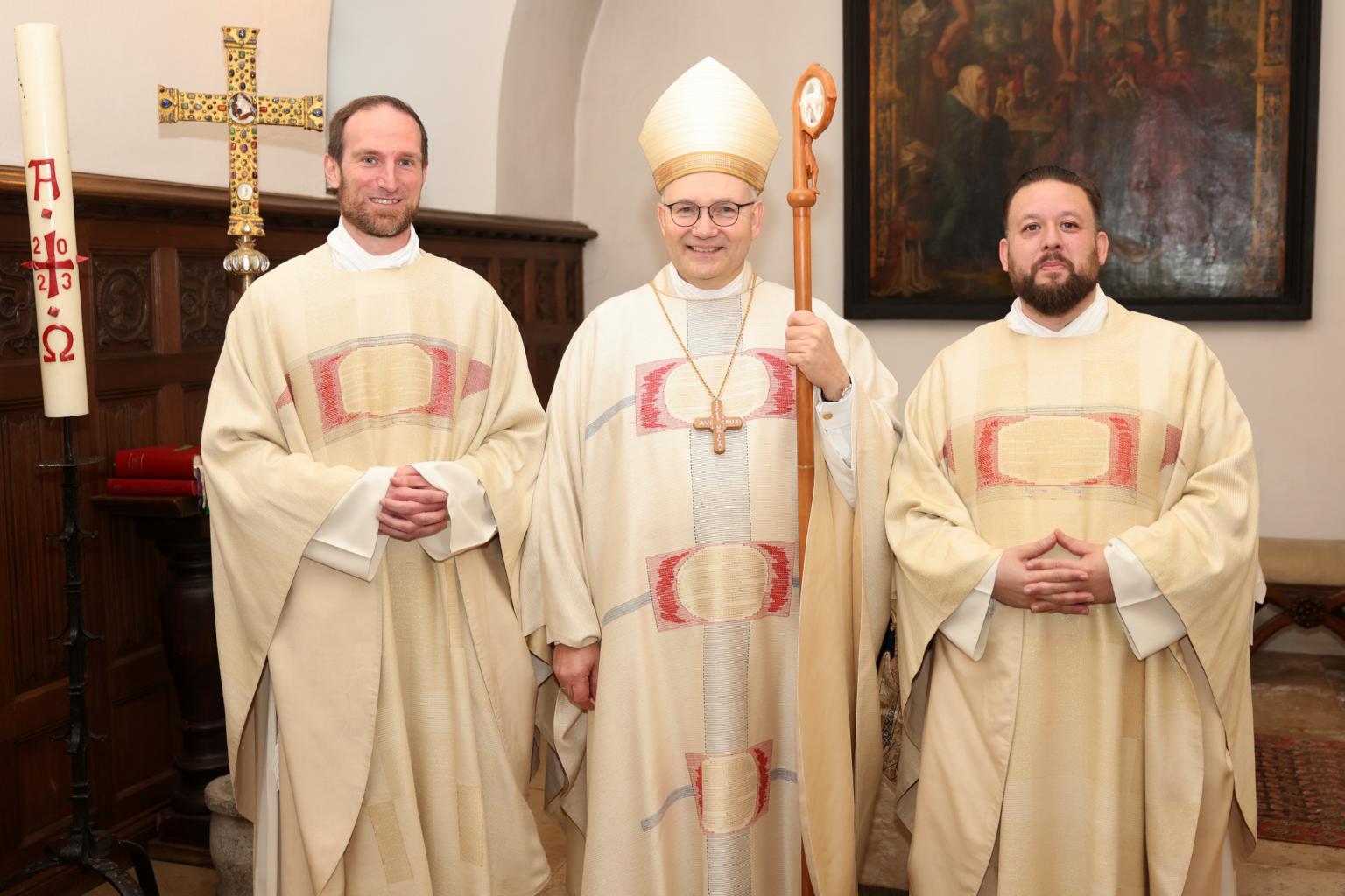 Bischof Dr. Helmut Dieser mit den Neupriestern Andreas Hahne und Marco Stephan Lennartz (c) Bistum Aachen/Andreas Steindl