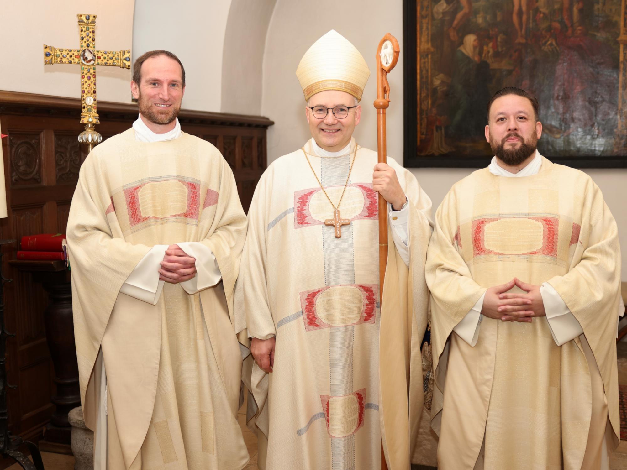 Bischof Dr. Helmut Dieser mit den Neupriestern Andreas Hahne und Marco Stephan Lennartz (c) Bistum Aachen/Andreas Steindl