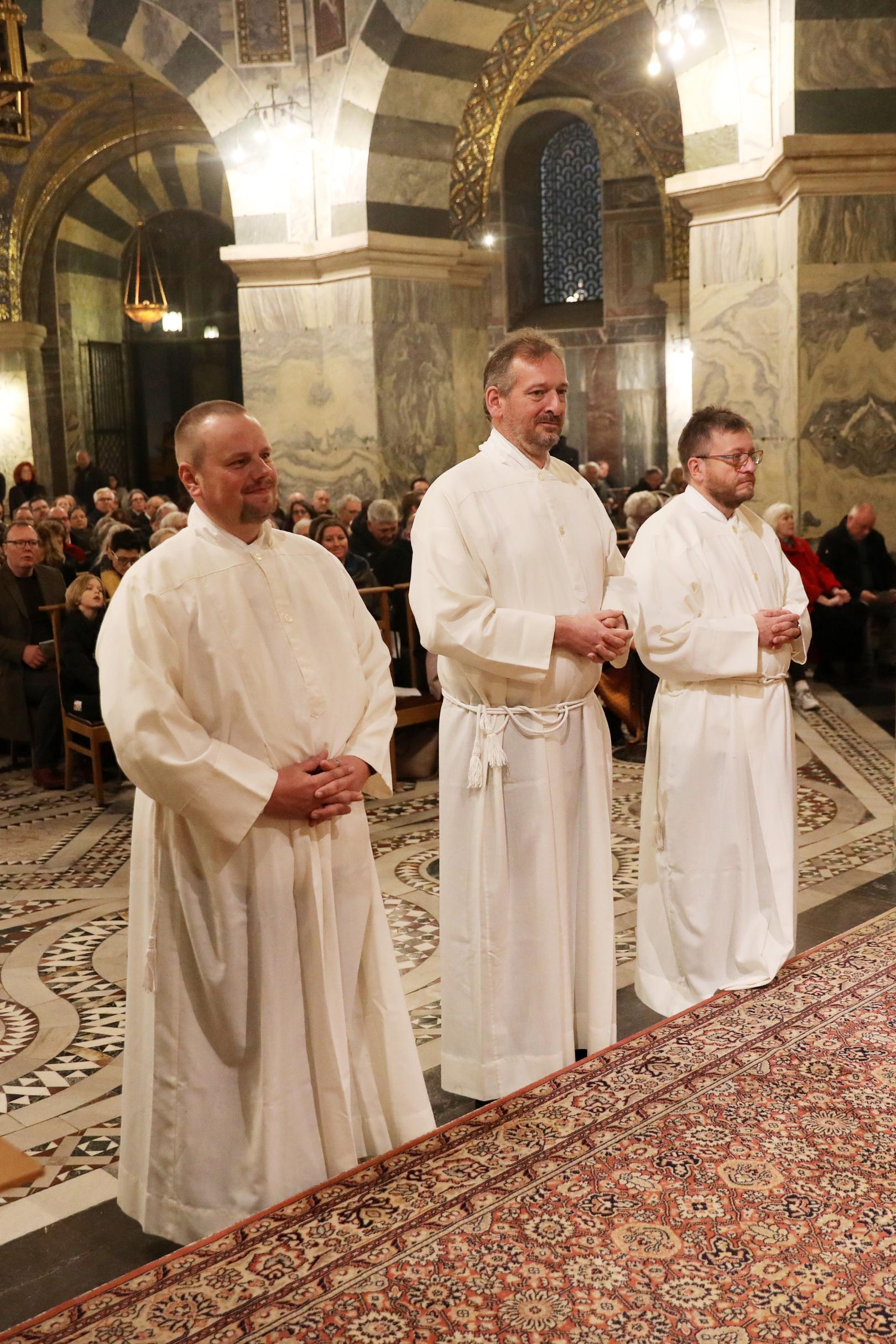 Christian Harttig (v.l.), Markus Offner, und Daniel Ohlig zu Ständigen Diakonen geweiht. (c) Bistum Aachen / Andreas Steindl