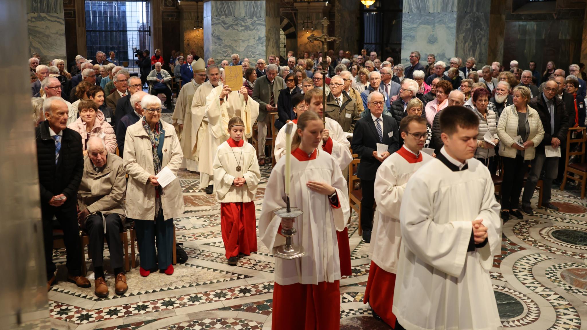 174 Paare feiern ihr Ehejubiläum im Aachener Dom.
