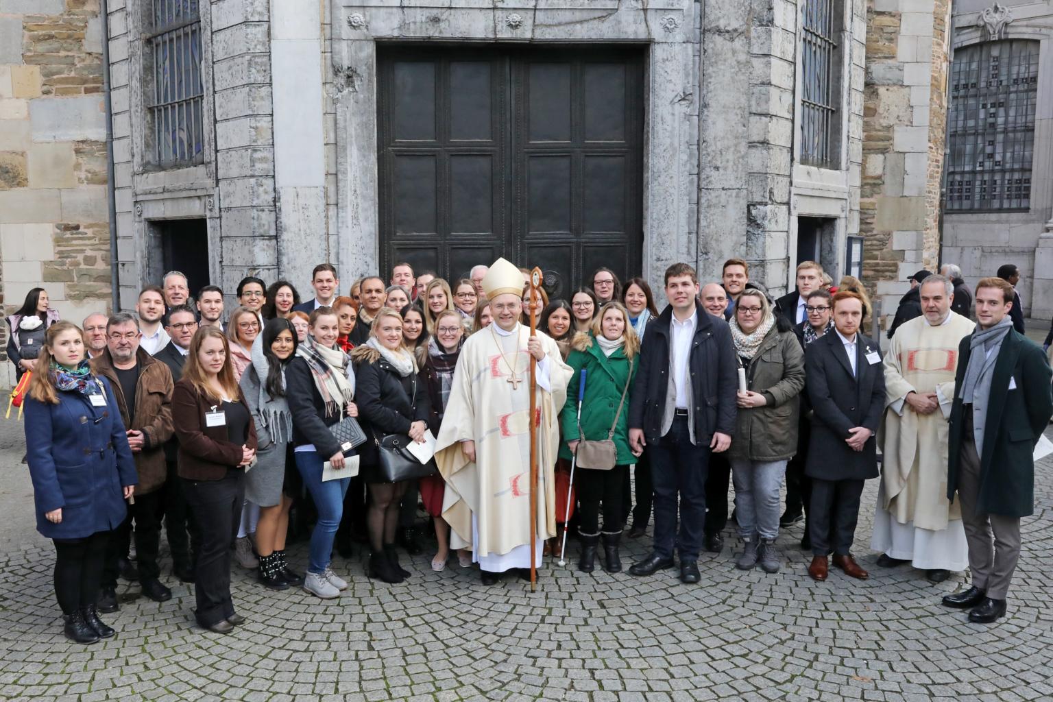38 Erwachsene aus dem gesamten Bistum Aachen hat Bischof Dr. Helmut Dieser am Christkönigssonntag im Aachener Dom gefirmt. (c) Bistum Aachen / Andreas Steindl