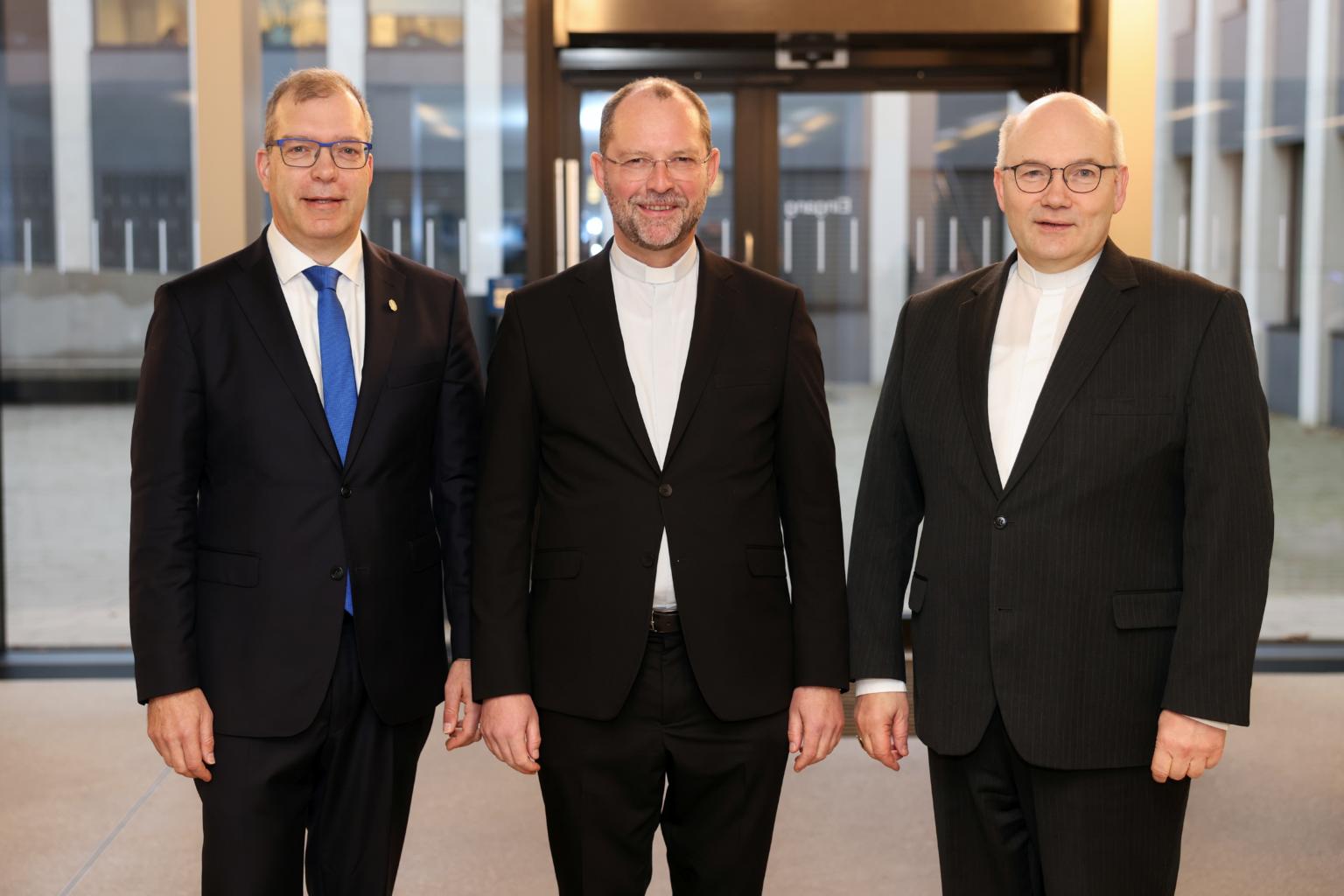 Dr. Andreas Frick (M.) hat sich entschieden, sein Amt als Generalvikar des Bistums Aachen abzugeben. Bischof Dr. Dieser (re) hat seiner Bitte entsprochen. Mit dem Tag seines Abschieds am 12. Januar 2024 übernimmt der stellvertretende Generalvikar Pfarrer Thorsten Aymanns (li) die Amtsgeschäfte bis zur Ernennung eines neuen Generalvikars. (c) Bistum Aachen / Andreas Steindl