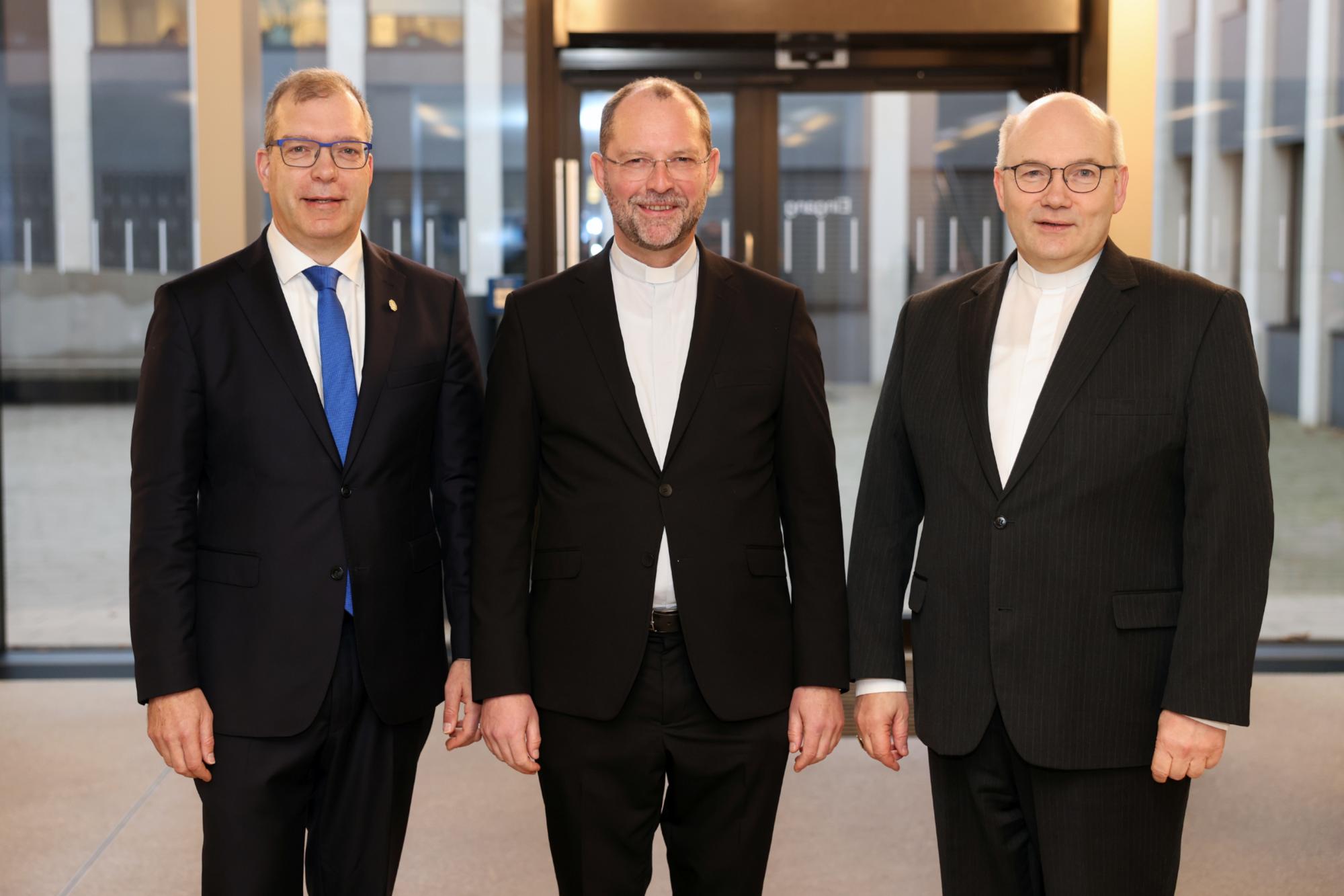 Dr. Andreas Frick (M.) hat sich entschieden, sein Amt als Generalvikar des Bistums Aachen abzugeben. Bischof Dr. Dieser (re) hat seiner Bitte entsprochen. Mit dem Tag seines Abschieds am 12. Januar 2024 übernimmt der stellvertretende Generalvikar Pfarrer Thorsten Aymanns (li) die Amtsgeschäfte bis zur Ernennung eines neuen Generalvikars.