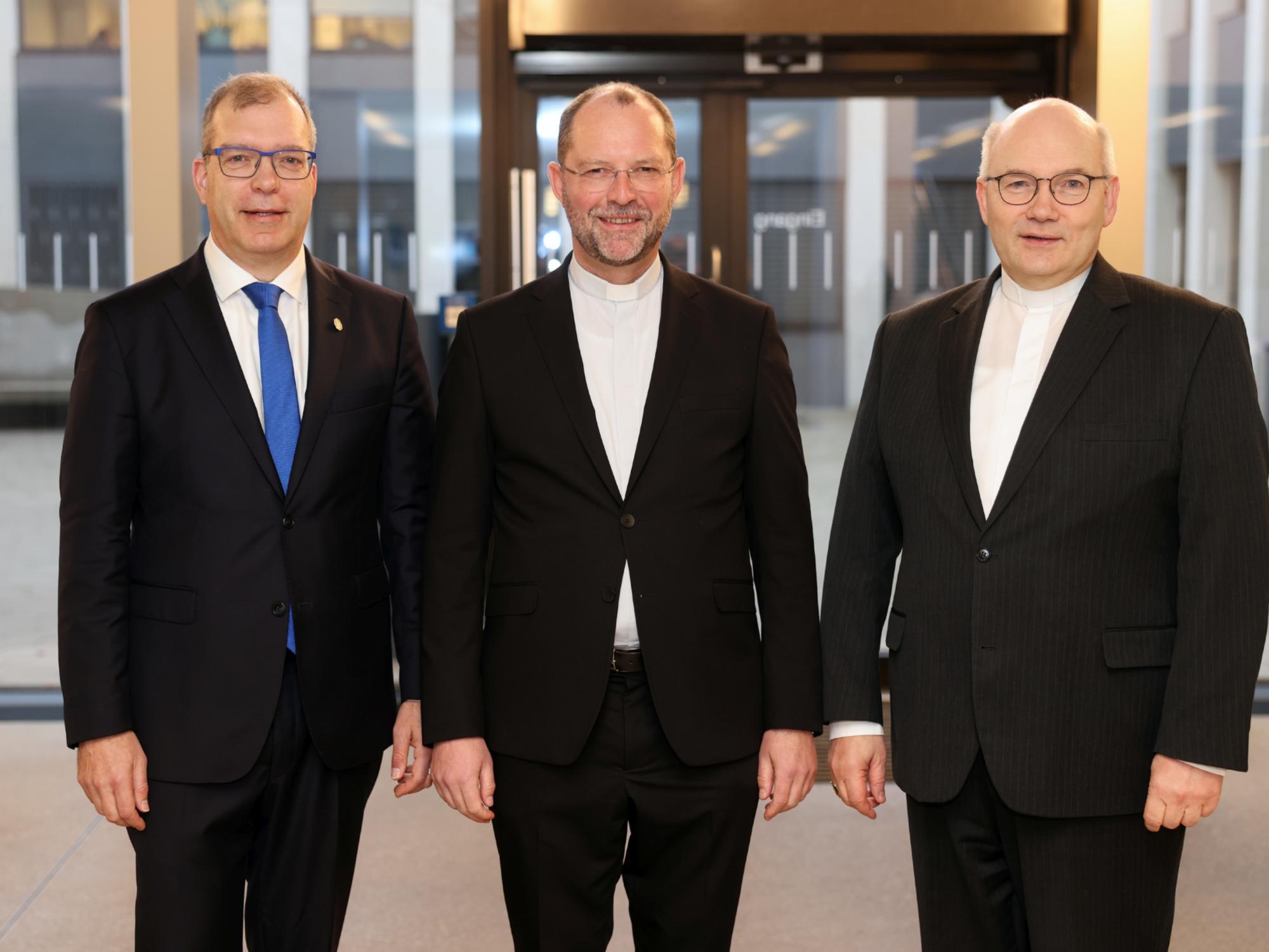 Dr. Andreas Frick (M.) hat sich entschieden, sein Amt als Generalvikar des Bistums Aachen abzugeben. Bischof Dr. Dieser (re) hat seiner Bitte entsprochen. Mit dem Tag seines Abschieds am 12. Januar 2024 übernimmt der stellvertretende Generalvikar Pfarrer Thorsten Aymanns (li) die Amtsgeschäfte bis zur Ernennung eines neuen Generalvikars.