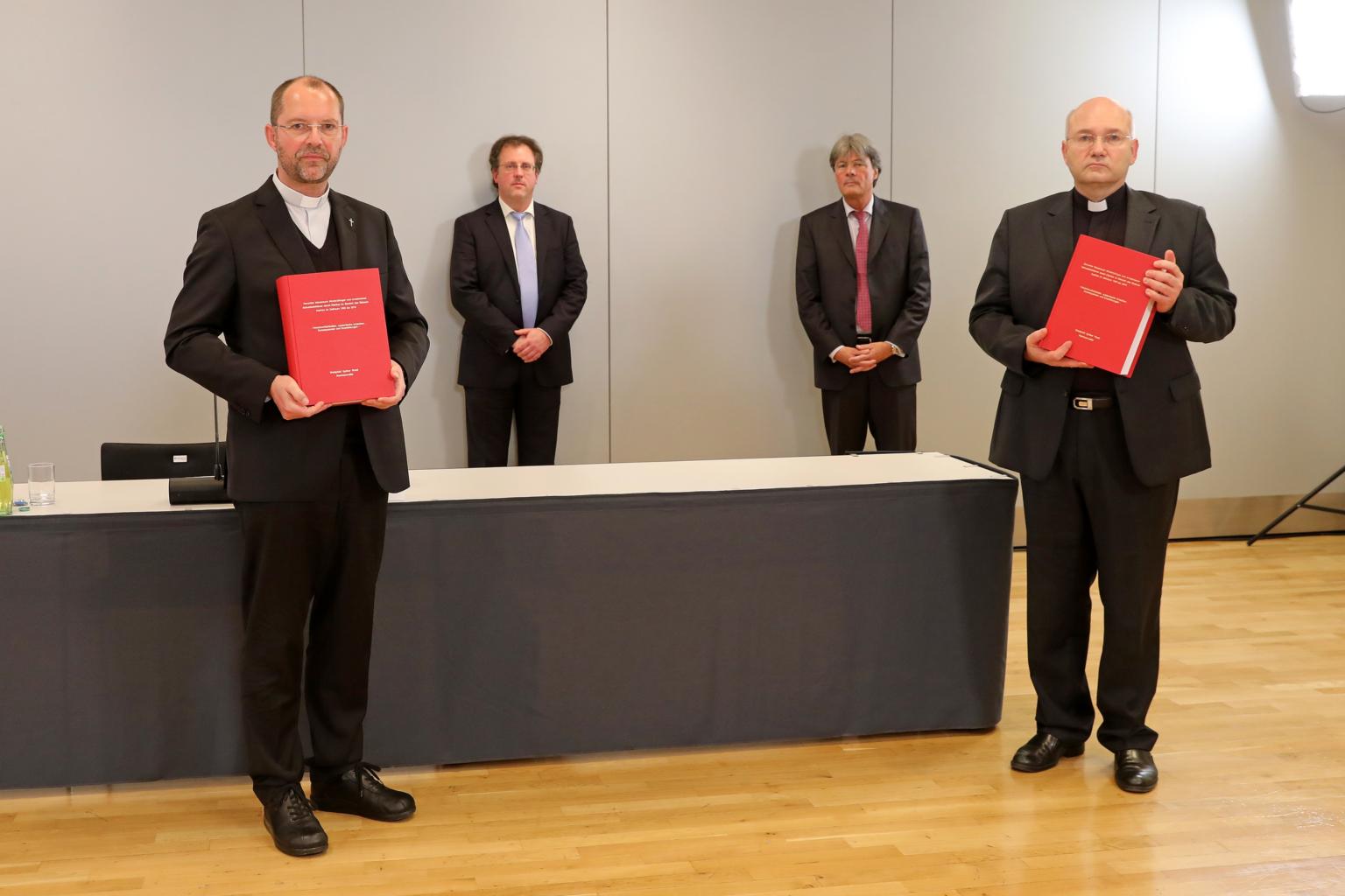 Generalvikar Dr. Andreas Frick, Dr. Martin Pusch, Dr. Ulrich Wastl (beide Kanzlei Westpfahl Spilker Wastl), Bischof Dr. Helmut Dieser (v.l.) (c) Bistum Aachen - Andreas Steindl