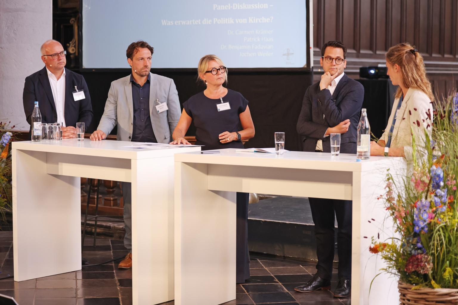 Marliese Kalthoff (Mitte) diskutiert mit Jochen Weiler, Patrick Haas, Dr. Benjamin Fadavian und Dr. Carmen Krämer (v.l.n.r.). (c) Bistum Aachen / Andreas Steindl