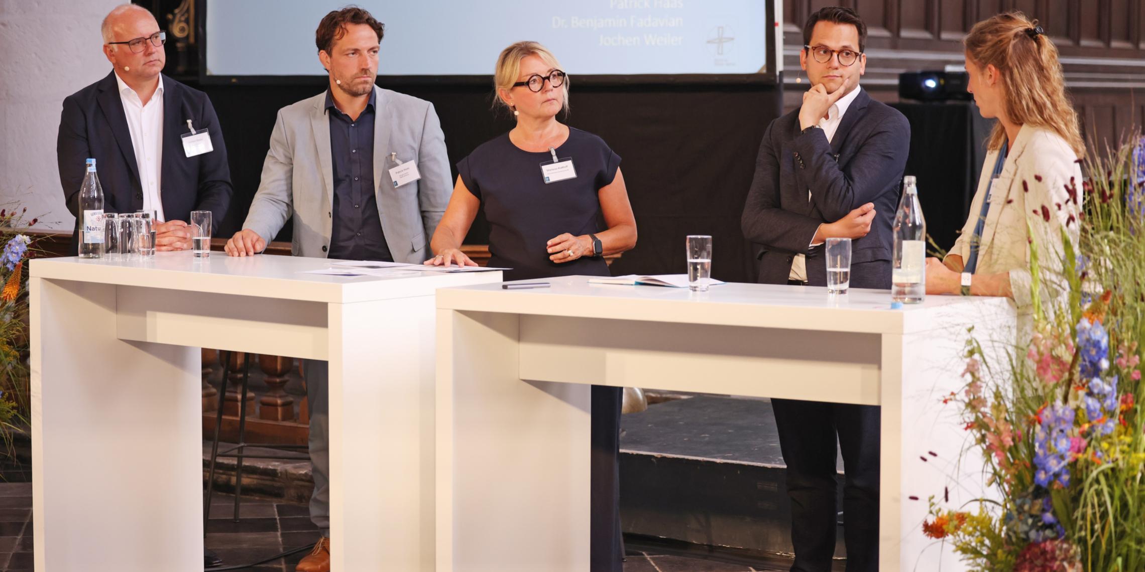 Marliese Kalthoff (Mitte) diskutiert mit Jochen Weiler, Patrick Haas, Dr. Benjamin Fadavian und Dr. Carmen Krämer (v.l.n.r.).