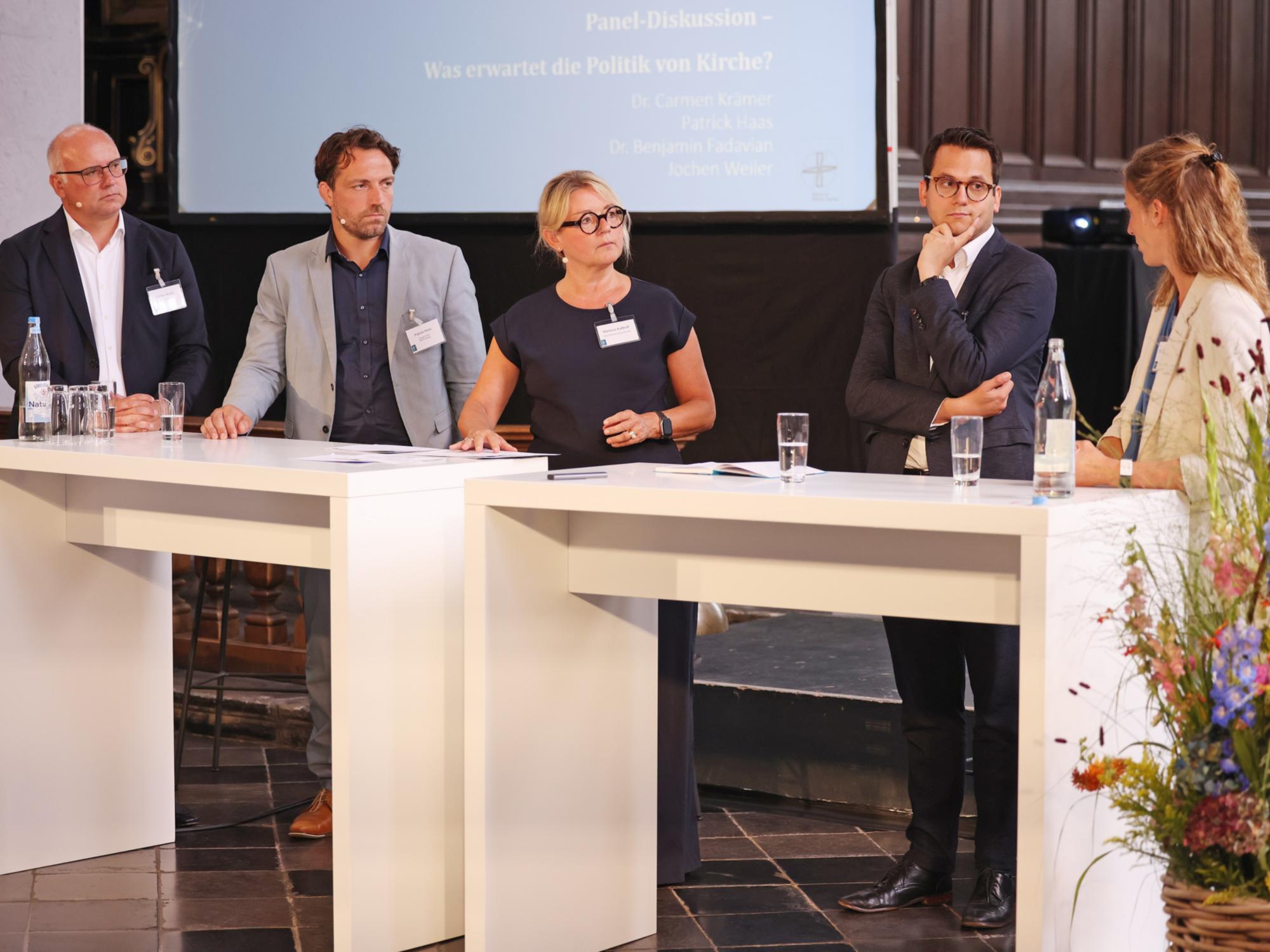 Marliese Kalthoff (Mitte) diskutiert mit Jochen Weiler, Patrick Haas, Dr. Benjamin Fadavian und Dr. Carmen Krämer (v.l.n.r.). (c) Bistum Aachen / Andreas Steindl