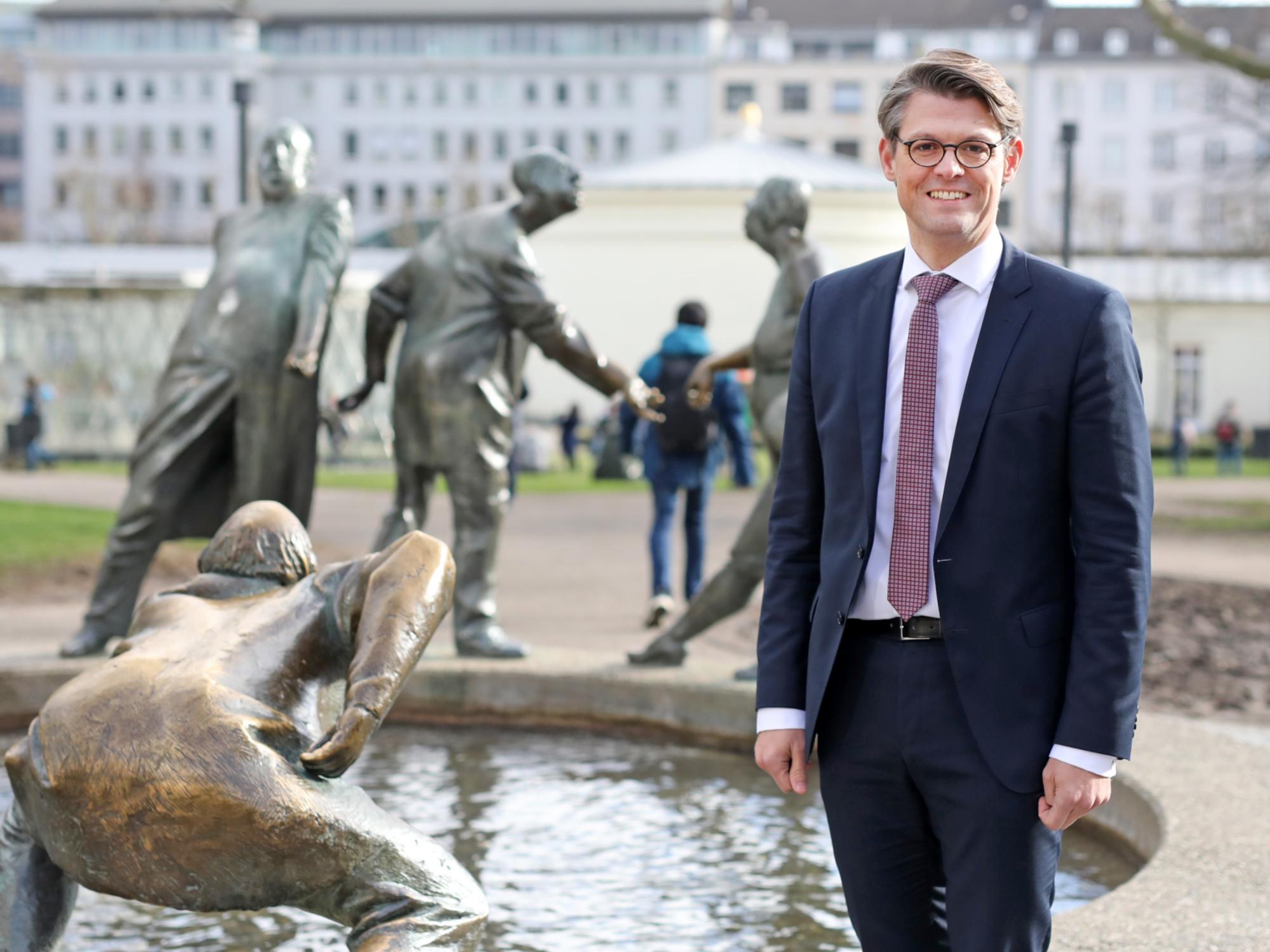 „In solch einer  auch für die Kirche außergewöhnlichen Situation meinen Dienst als Ökonom des Bistums zu beginnen, war sicherlich nicht einfach. Doch seit vielen Jahren wird seitens des Bistums Aachen eine vorausschauende Haushaltspolitik betrieben. Hier kann ich auf der guten Arbeit meines Vorgängers, Finanzdirektor Joachim Eich, aufbauen“, betont Martin Tölle, der erst zu Beginn des Jahres die Aufgabe als Ökonom der Diözese übernommen hat.