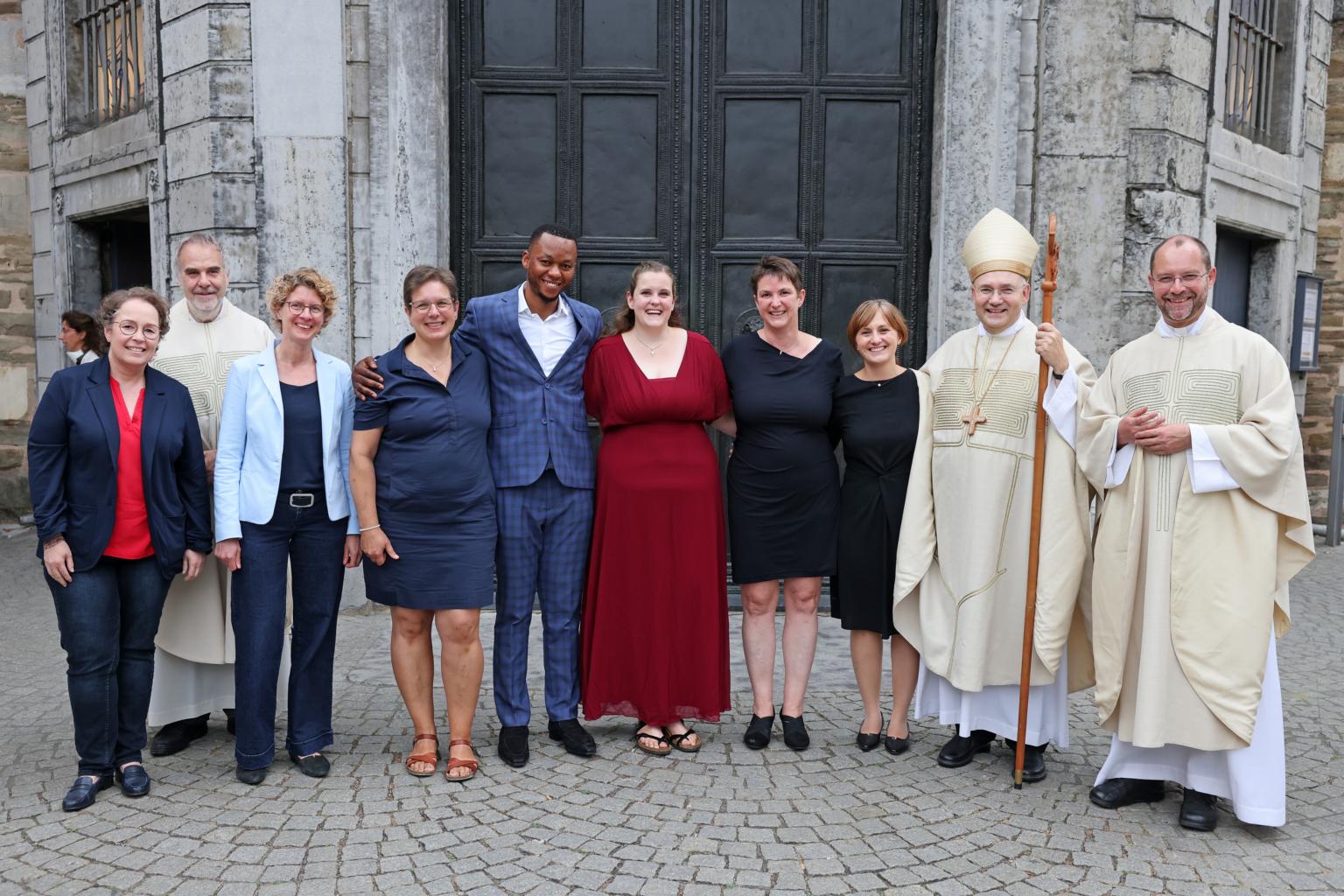 (v.l.) Heike Sorgenfrey, Referentin für die Berufseinführung des pastoralen Personals, Dompropst Rolf-Peter Cremer, Sabine Kock, Leiterin des Fachbereichs Ausbildung und Berufseinführung, Melanie Thelen, Pierre-Willy Ngeyitala, Corinna Zens, Birgit Grömping, Karin Witting, Bischof Dr. Helmut Dieser, Generalvikar Dr. Andreas Frick (c) Bistum Aachen - Andreas Steindl