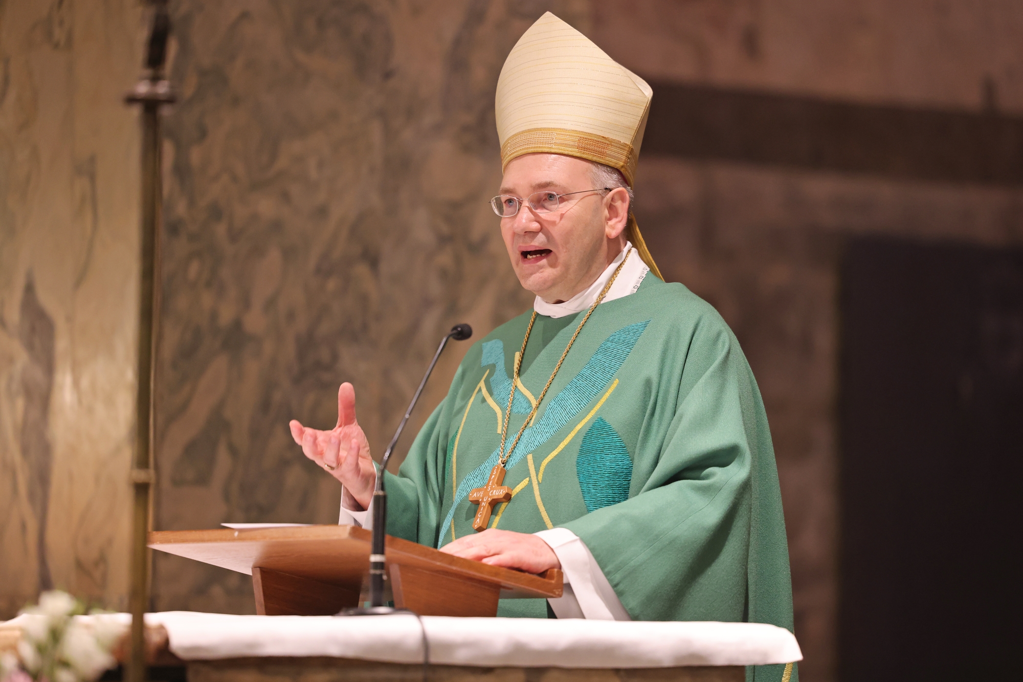 Bischof Dr. Helmut Dieser predigt bei der Eröffnung der Weltsynode im Dom (c) Andreas Steindl