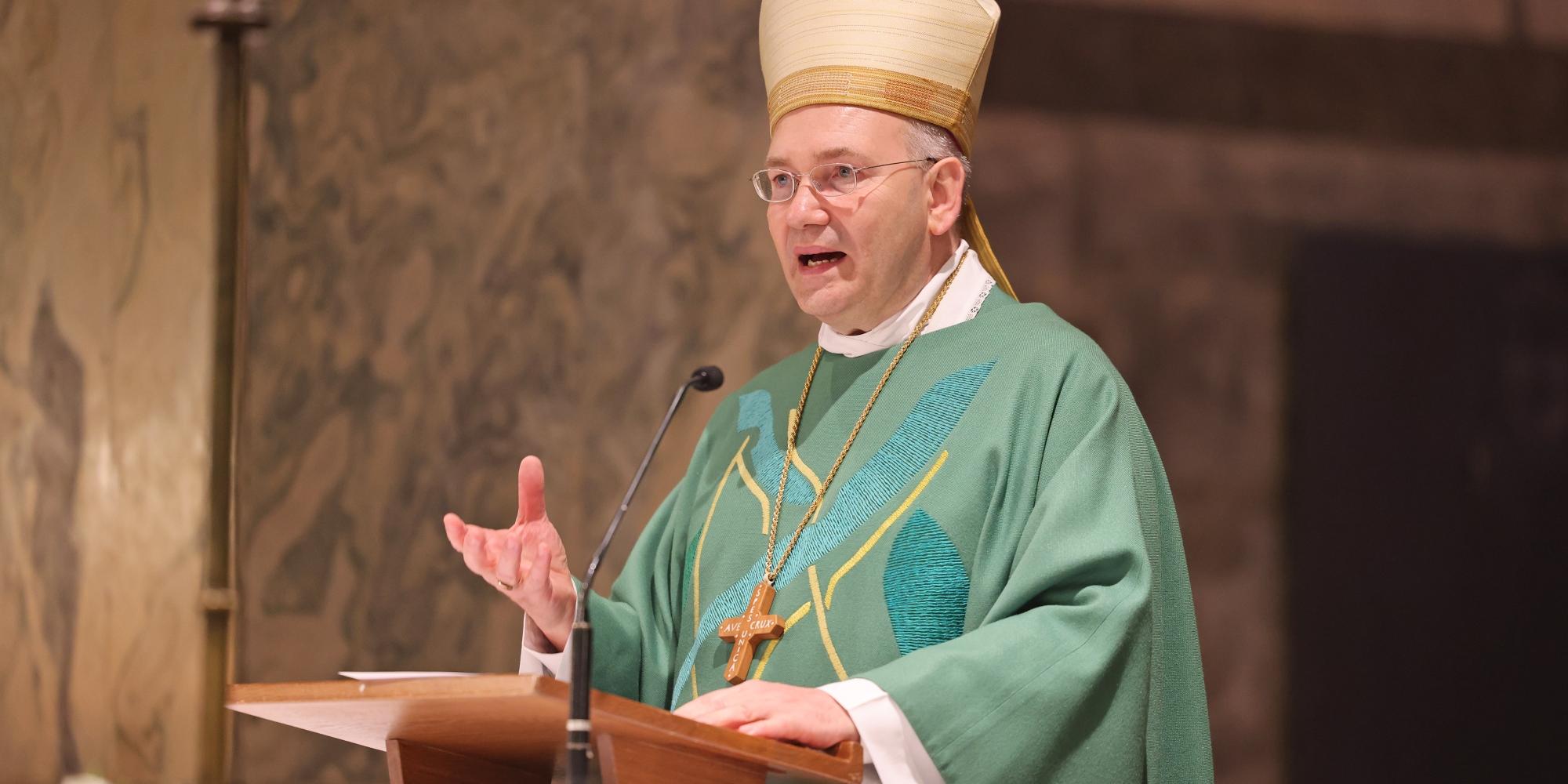 Bischof Dr. Helmut Dieser predigt bei der Eröffnung der Weltsynode im Dom