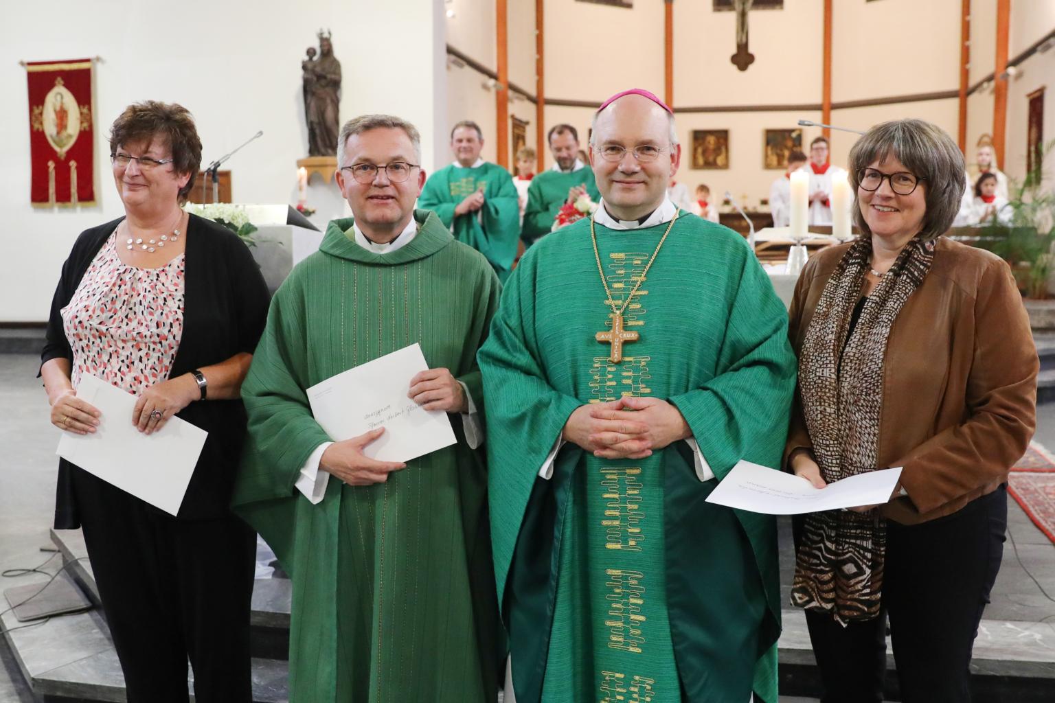 Bischof Dr. Helmut Dieser überreichte dem Regionalteam die Urkunden zur Beauftragung. Das Regionalteam besteht aus Regionalvikar Monsignore Norbert Glasmacher (Leiter der Gemeinschaft der Gemeinden St. Franziskus Düren-Nord), Pastoralreferentin Maria Buttermann (Gemeinschaft der Gemeinden St. Franziskus Düren-Nord) sowie der ehrenamtlichen Mitarbeiterin Gudrun Zentis (Gemeinschaft der Gemeinden Heimbach-Nideggen). (c) Bistum Aachen / Andreas Steindl