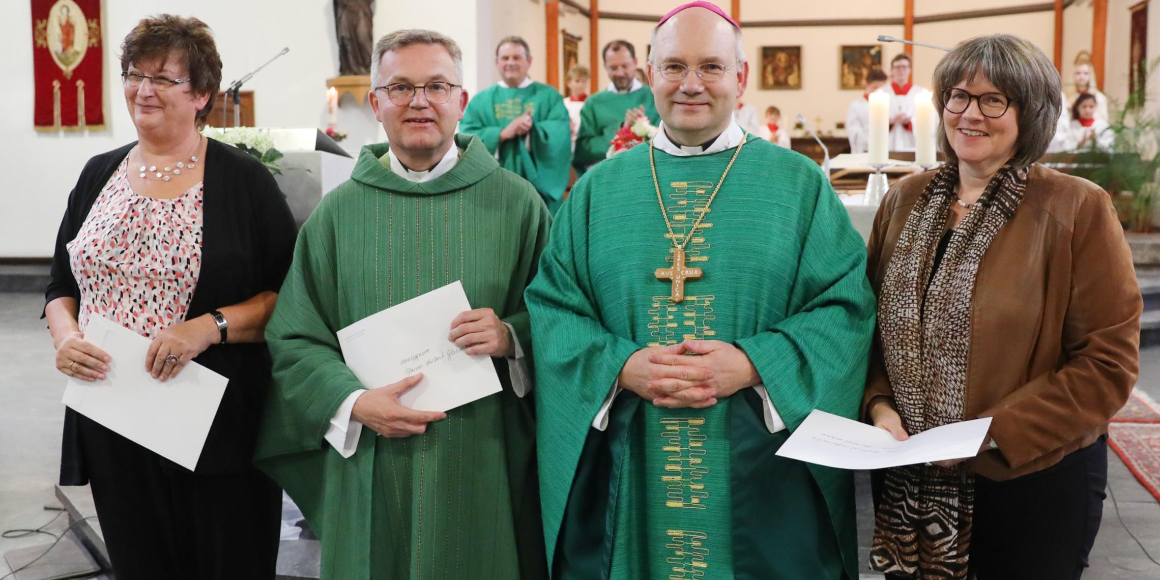 Bischof Dr. Helmut Dieser überreichte dem Regionalteam die Urkunden zur Beauftragung. Das Regionalteam besteht aus Regionalvikar Monsignore Norbert Glasmacher (Leiter der Gemeinschaft der Gemeinden St. Franziskus Düren-Nord), Pastoralreferentin Maria Buttermann (Gemeinschaft der Gemeinden St. Franziskus Düren-Nord) sowie der ehrenamtlichen Mitarbeiterin Gudrun Zentis (Gemeinschaft der Gemeinden Heimbach-Nideggen).