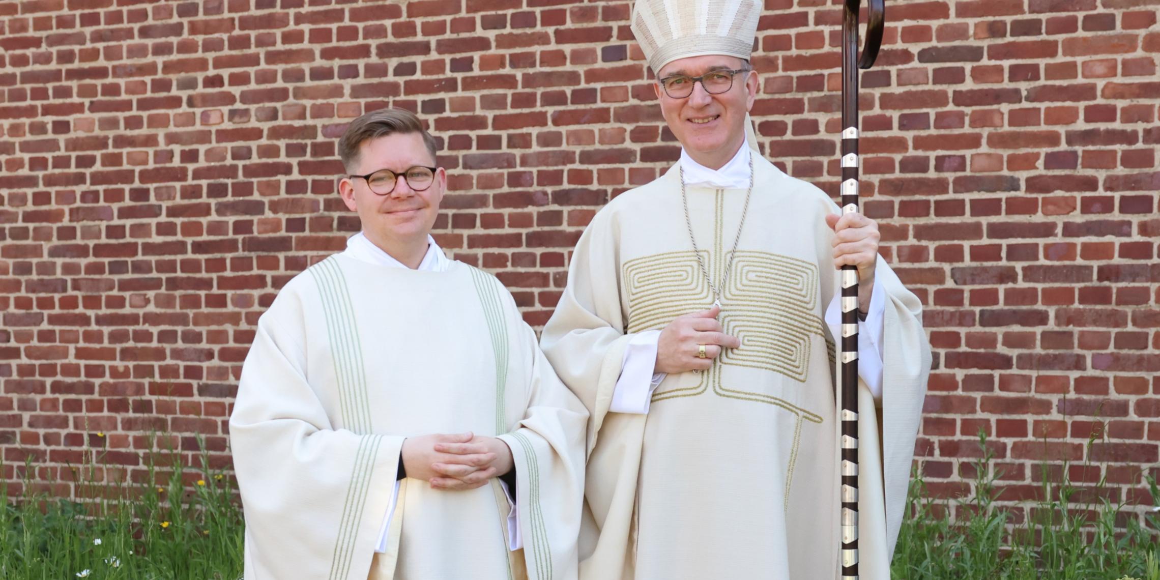 Diakon Tim Wüllenweber und Weihbischof Karl Borsch