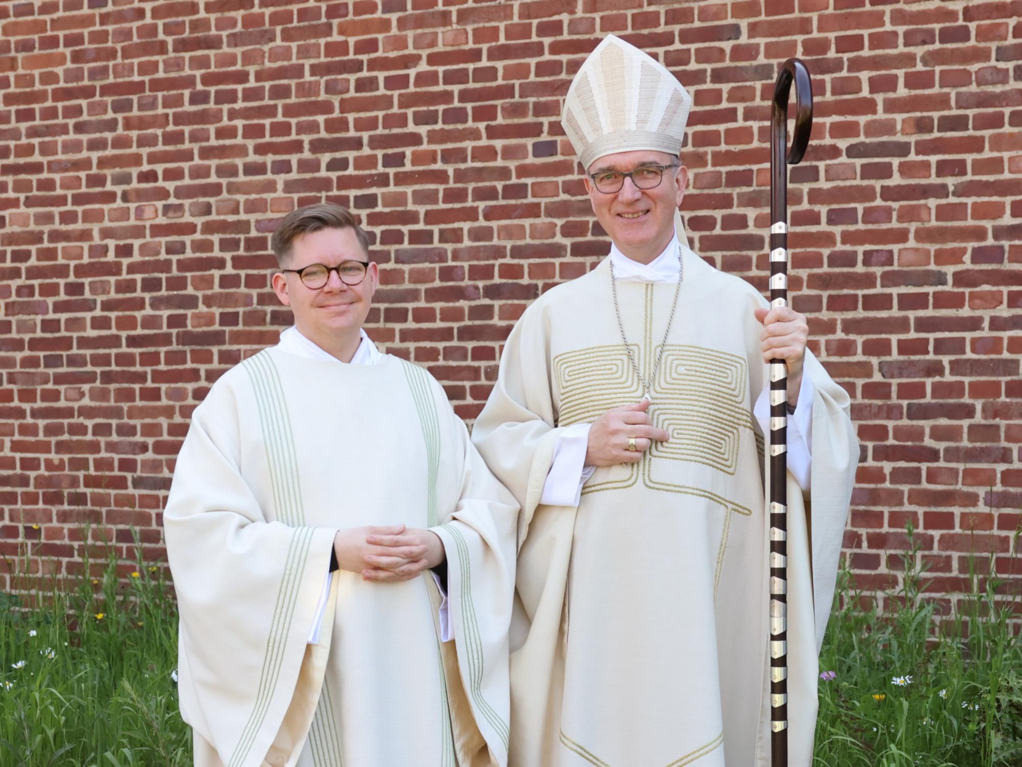 Diakon Tim Wüllenweber und Weihbischof Karl Borsch (c) Bistum Aachen/Andreas Steindl