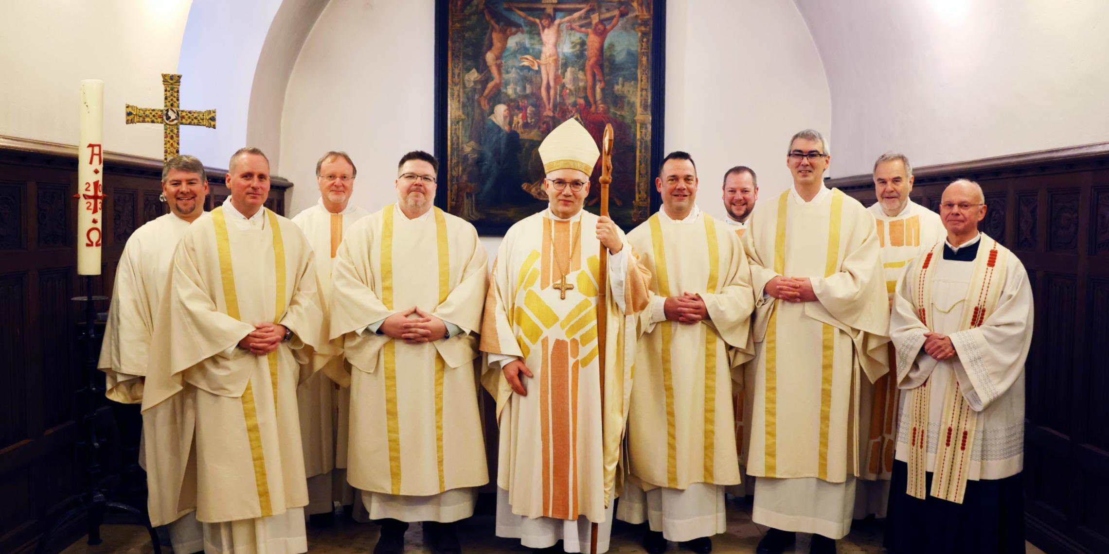 Bischof Dr. Helmut Dieser weiht neue Diakone für das Bistum Aachen.