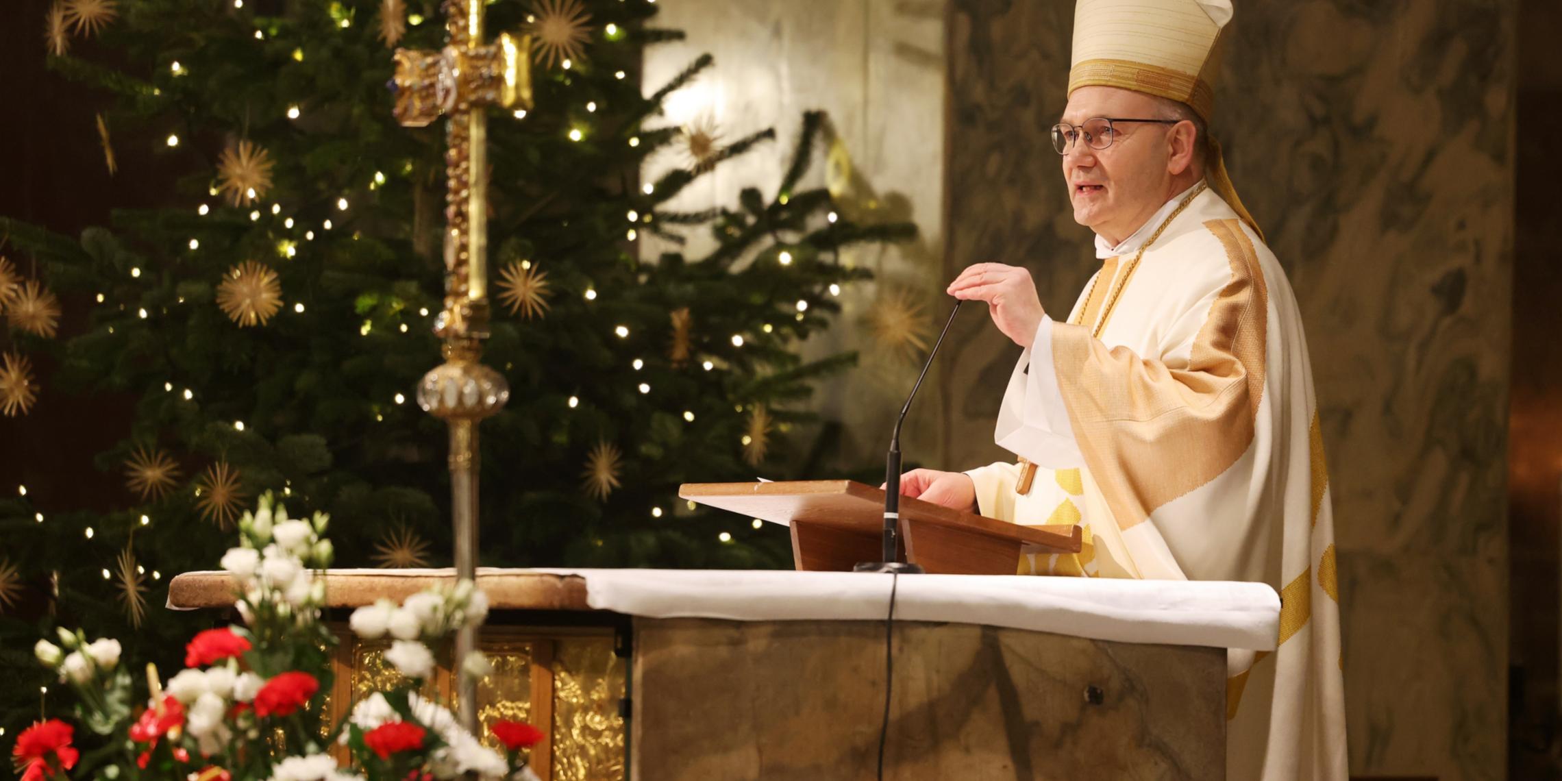 Bischof Dr. Helmut Dieser  in der Christmette 2022
