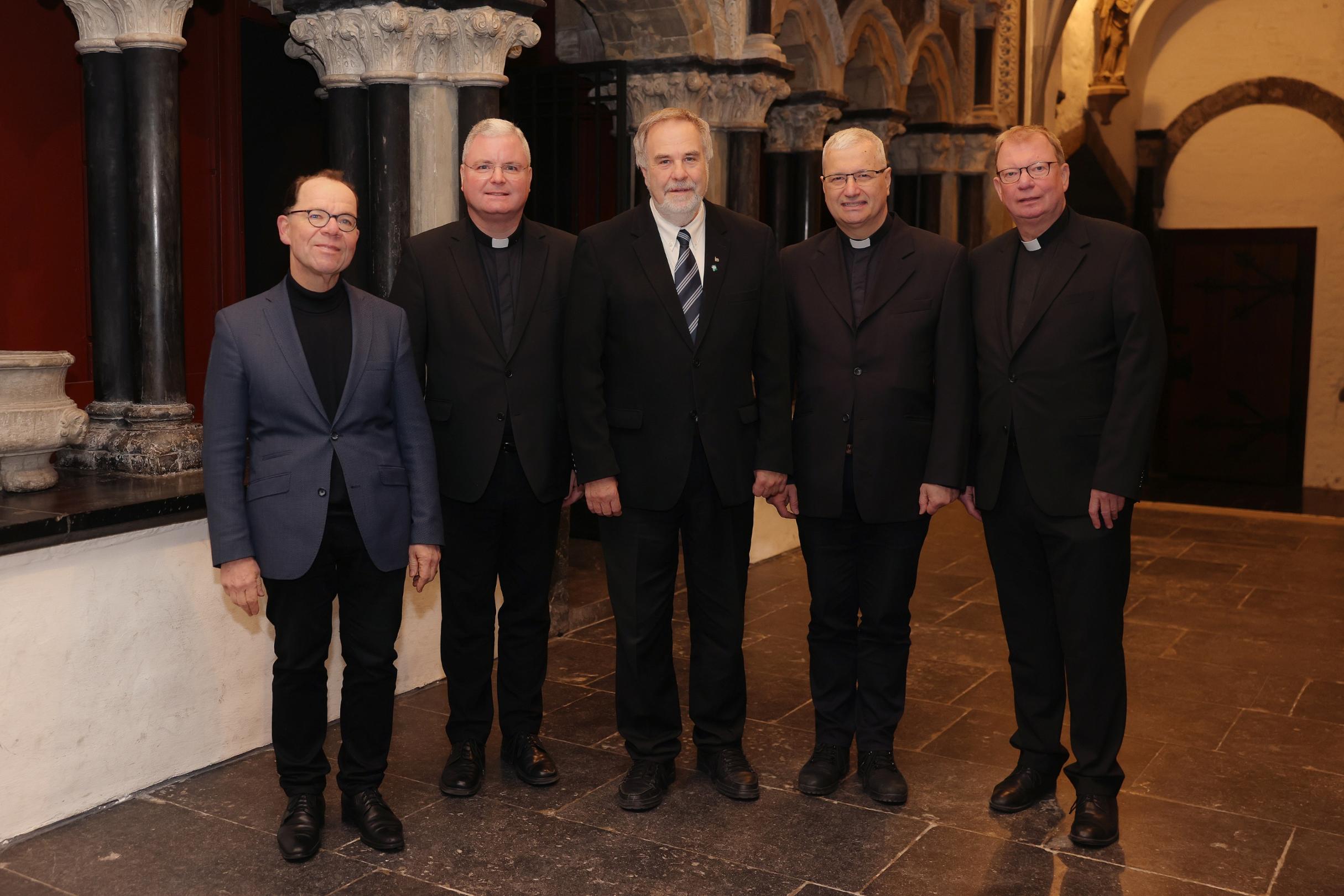 Auf dem Foto (Domkapitel Aachen / Andreas Steindl) sehen Sie von links nach rechts:  Pfarrer Timotheus Eller, Generalvikar Jan Nienkerke, Dompropst Rolf-Peter Cremer, Pfarrer Hannokarl Weishaupt und Msgr. Dr. Stefan Dückers.