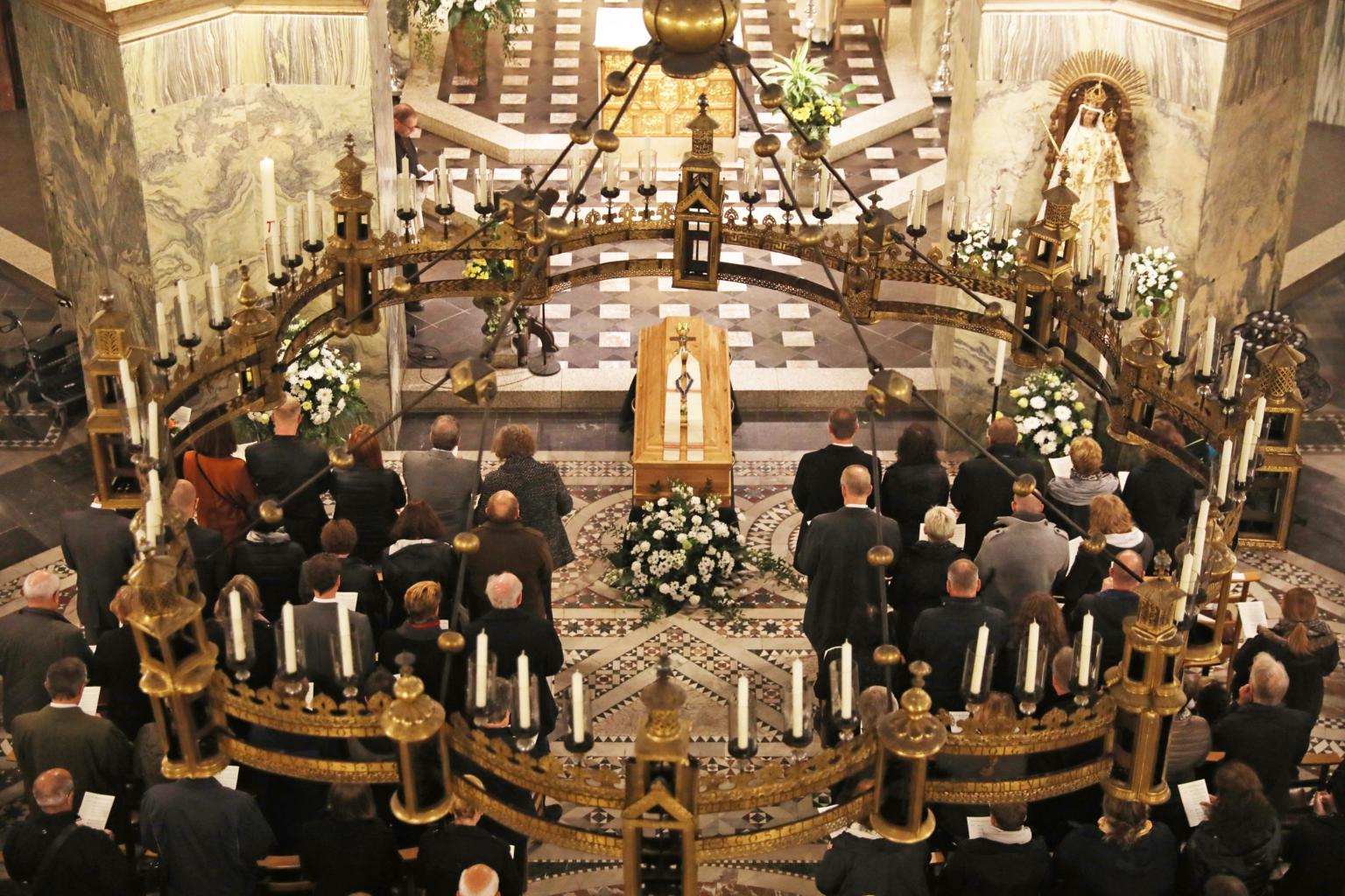 Zahlreiche Menschen haben im Aachener Dom Abschied von Domkapitular Heiner Schmitz genommen. (c) Bistum Aachen / Andreas Steindl