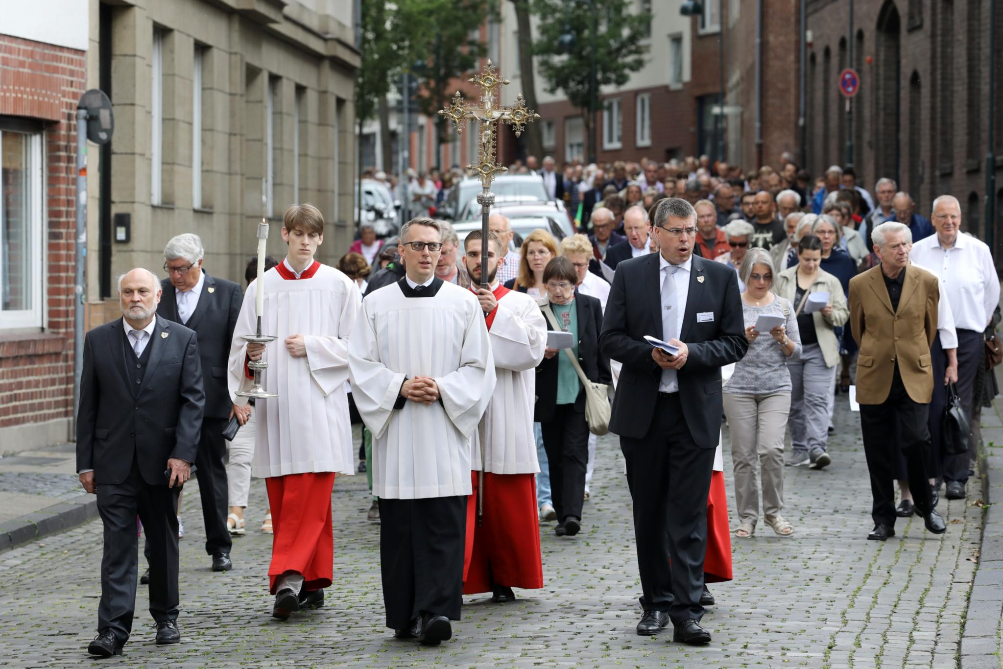 Im Anschluss an den Gottesdienst zogen die Gläubigen in einer Prozession in den Aachener Dom.