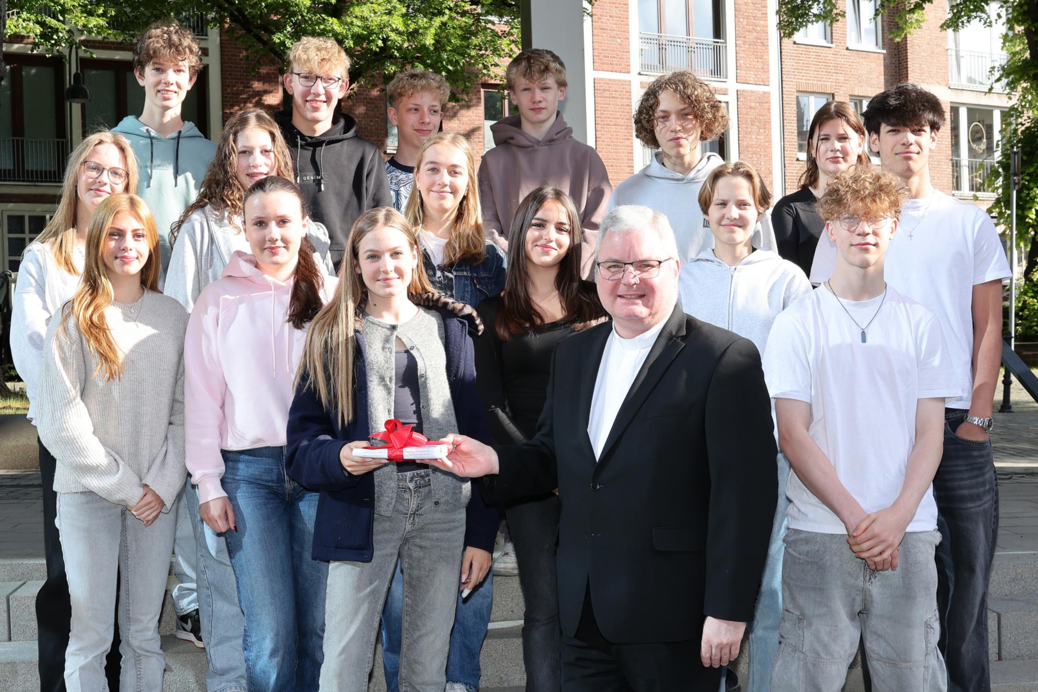 Schülerinnen und Schüler des Aachener St.-Leonhard-Gymnasiums mit Generalvikar Jan Nienkerke
