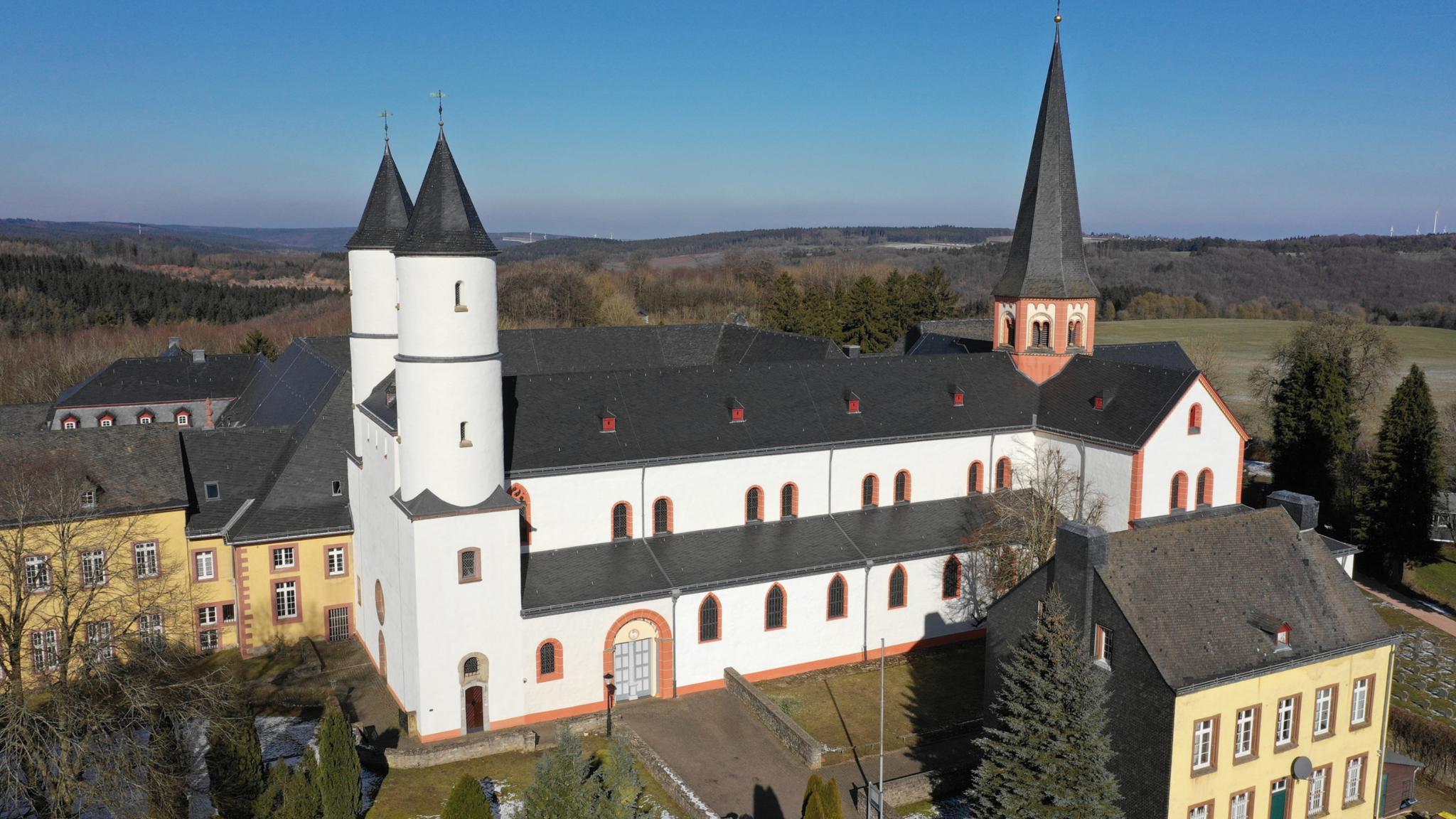 Drohnenaufnahme des Klosters Steinfeld in der Eifel