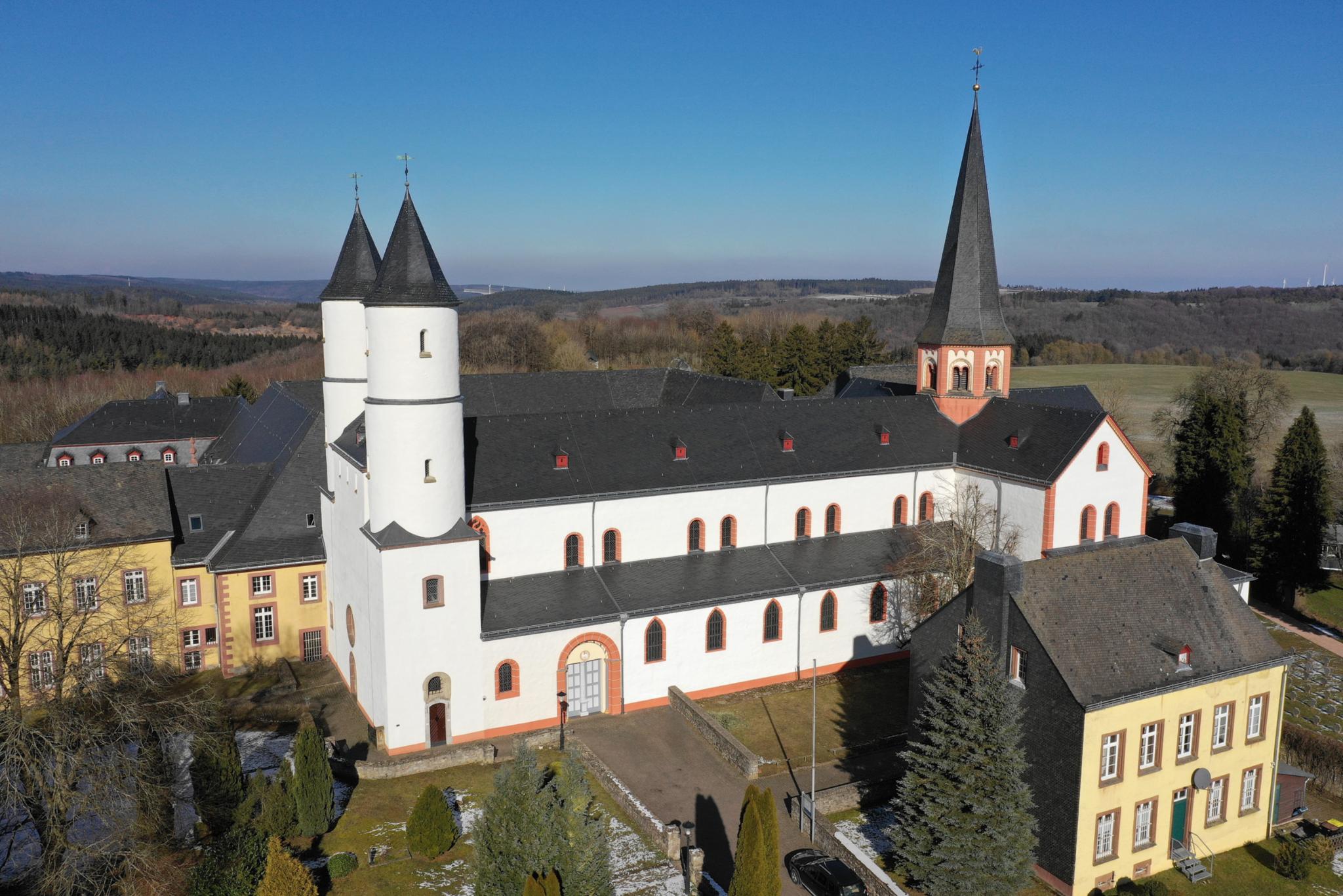 Drohnenaufnahme des Klosters Steinfeld in der Eifel