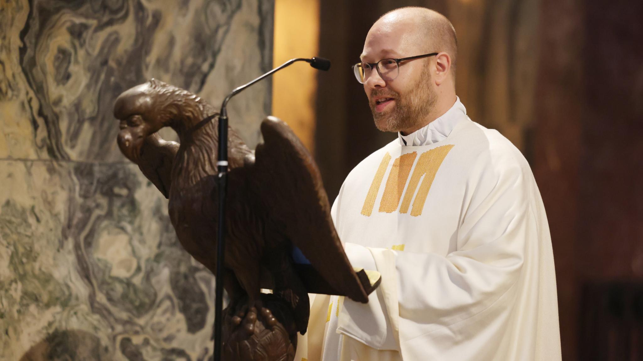 Neu-Priester René Streitenbürger freut sich darüber, Priester zu sein
