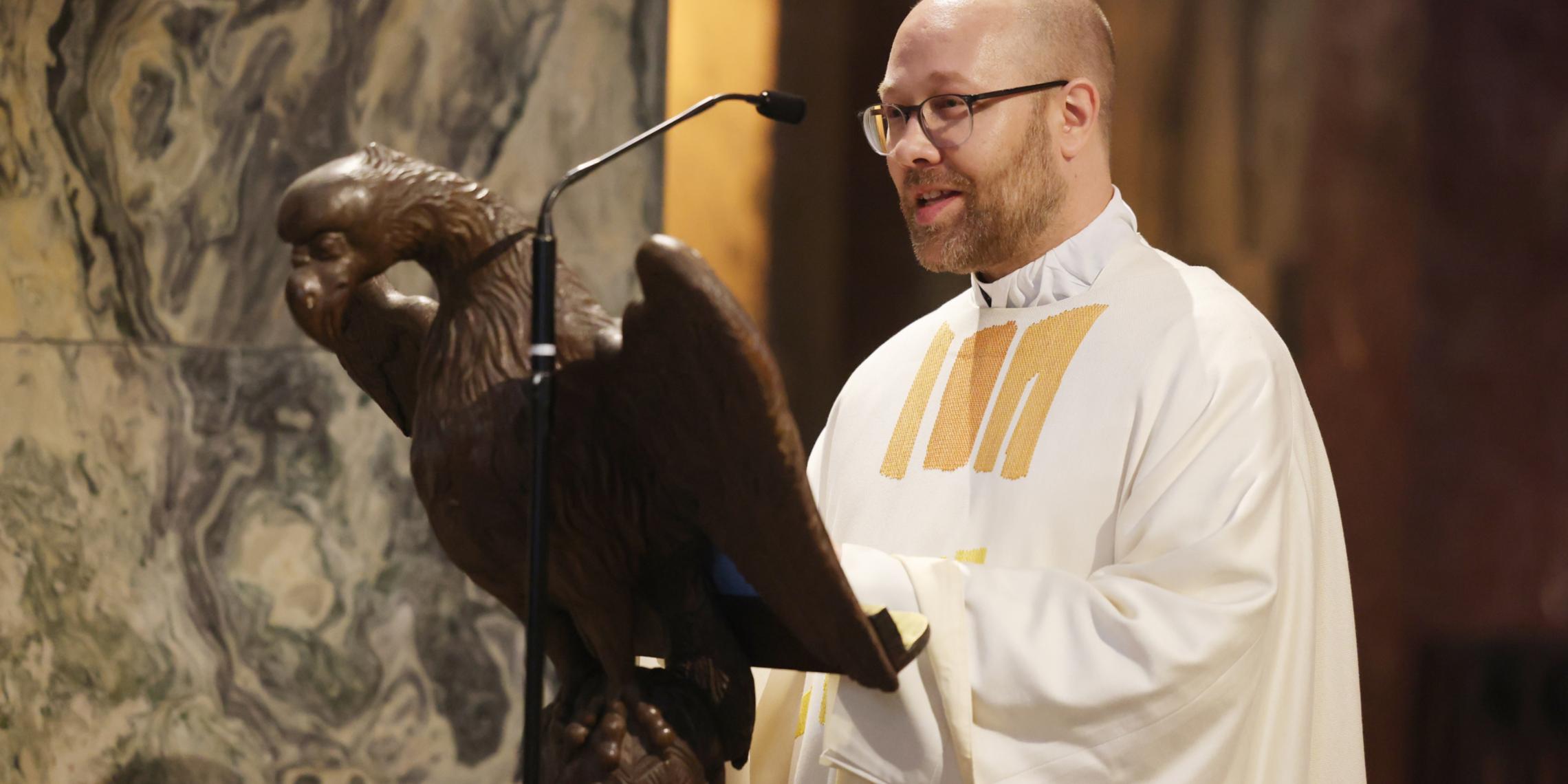 Neu-Priester René Streitenbürger freut sich darüber, Priester zu sein