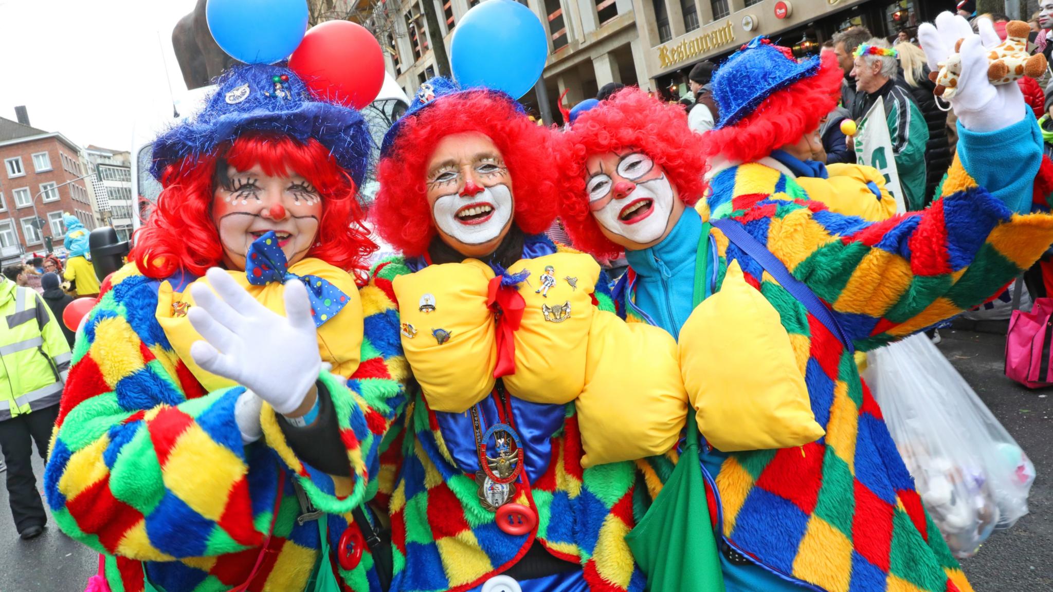 Schunkelnde Clowns Bunte Perücken, Luftballons