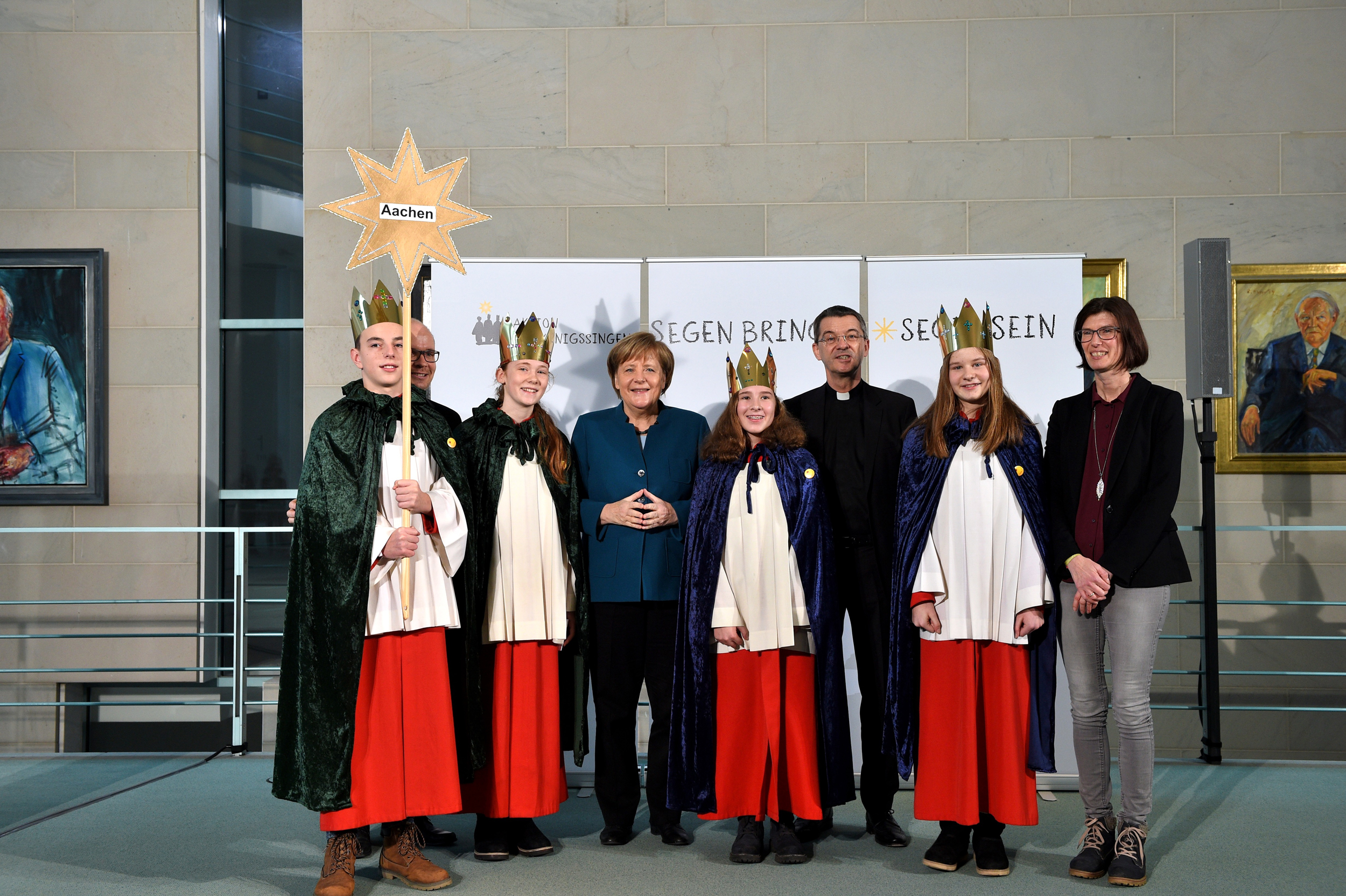 Die Sternsinger Viola (12), Michael (13), Mara (13) und Alena (12) sowie Begleiterin Silvia Beemelmanns aus der Gemeinde St. Mariä Namen in Geilenkirchen-Gillrath (Gemeinschaft der Gemeinden St. Bonifatius) vertraten das Bistum Aachen am Montag beim Sternsinger-Empfang von Bundeskanzlerin Angela Merkel zur 61. Aktion Dreikönigssingen. Zum Gruppenfoto mit der Kanzlerin stellten sie sich gemeinsam mit Prälat Dr. Klaus Krämer, Präsident des Kindermissionswerks ,Die Sternsinger‘, und Pfarrer Dirk Bingener, Bundespräses des Bundes der Deutschen Katholischen Jugend (BDKJ), im Bundeskanzleramt auf.
