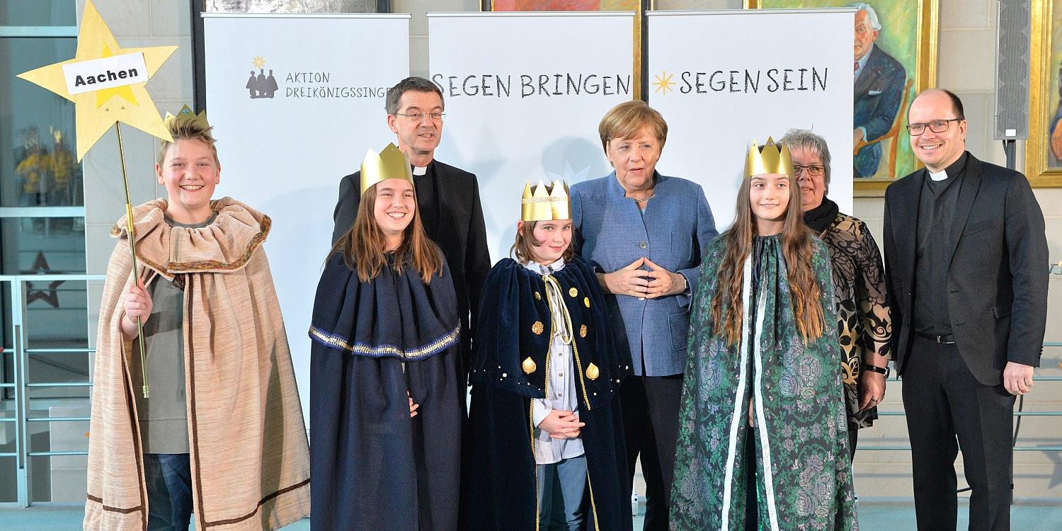 Die Sternsinger Eva (12), Hannah (10), Greta (10) und Mattis (12) sowie Begleiterin Gerlinde Hochköppeler aus der Gemeinde St. Laurentius in Erkelenz-Houverath vertraten das Bistum Aachen am Montag beim Sternsinger-Empfang von Bundeskanzlerin Angela Merkel zur 60. Aktion Dreikönigssingen. Zum Gruppenfoto mit der Kanzlerin stellten sie sich gemeinsam mit Prälat Dr. Klaus Krämer, Präsident des Kindermissionswerks ‚Die Sternsinger‘, und Pfarrer Dirk Bingener, Bundespräses des Bundes der Deutschen Katholischen Jugend (BDKJ), im Bundeskanzleramt auf.