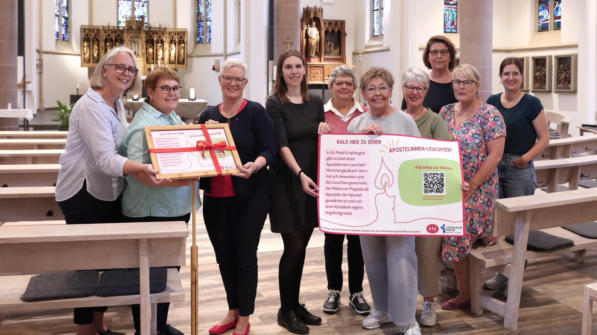 Freuen sich, dass es in St. Maria Empfängnis Venn bald einen Apostelinnenleuchter gibt: (v.l.) Gemeindereferentin Manuela Thies-Diekamp, Praktikantin Astrid Köhler, Gabriele Vogt (kfd Leitungsteam, KlarText, Frauentreff), Madeleine Helbig-Londo (Frauenseelsorge im Bistum Aachen), Angela Hillekamp (kfd Leitungsteam), Inge von Wirth (KlarText, Frauentreff), Elke Aretz (kfd Leitungsteam, KlarText), Carmen Küster (KlarText, Frauentreff), Heike Scholten (KlarText, Frauentreff), Yasmin Raimundo (Geistliche Leitung des kfd Diözesanverbandes Aachen).