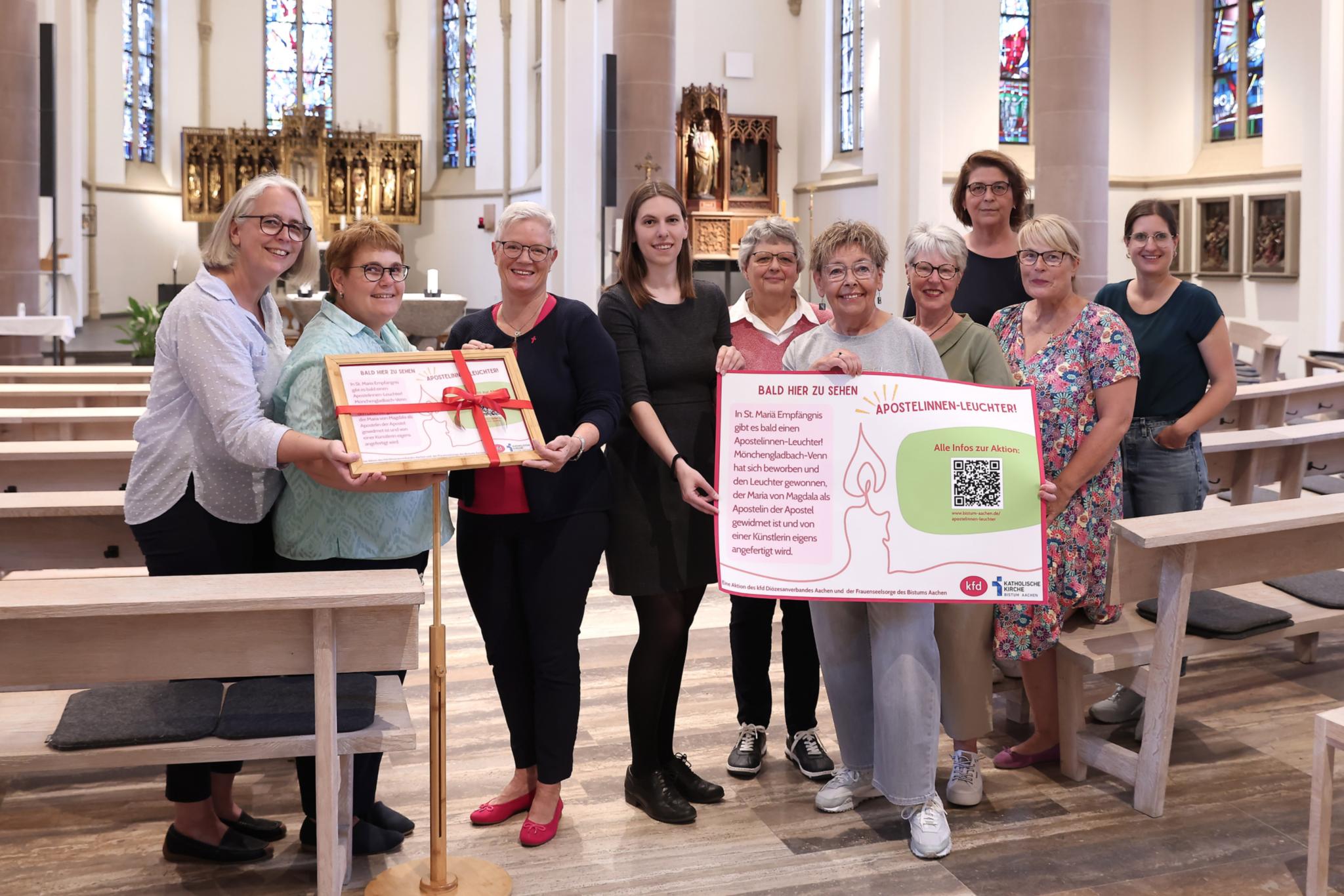 Freuen sich, dass es in St. Maria Empfängnis Venn bald einen Apostelinnenleuchter gibt: (v.l.) Gemeindereferentin Manuela Thies-Diekamp, Praktikantin Astrid Köhler, Gabriele Vogt (kfd Leitungsteam, KlarText, Frauentreff), Madeleine Helbig-Londo (Frauenseelsorge im Bistum Aachen), Angela Hillekamp (kfd Leitungsteam), Inge von Wirth (KlarText, Frauentreff), Elke Aretz (kfd Leitungsteam, KlarText), Carmen Küster (KlarText, Frauentreff), Heike Scholten (KlarText, Frauentreff), Yasmin Raimundo (Geistliche Leitung des kfd Diözesanverbandes Aachen).