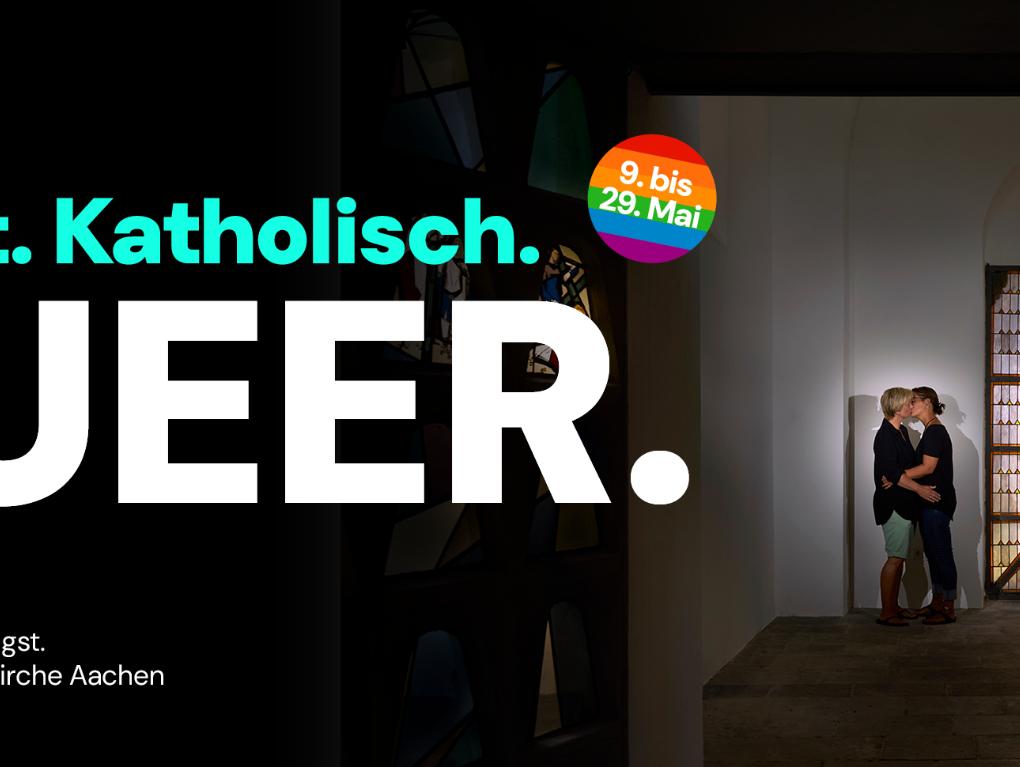 slider mit schriftzug gut.katholisch queer, im Hintergrund zwei frauen, de sich in der kircheküssen