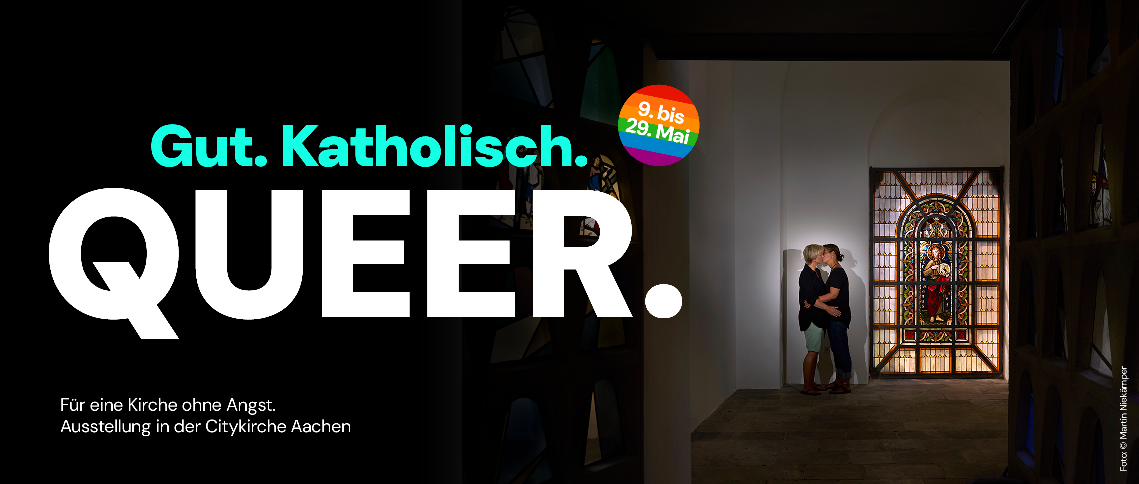 slider mit schriftzug gut.katholisch queer, im Hintergrund zwei frauen, de sich in der kircheküssen