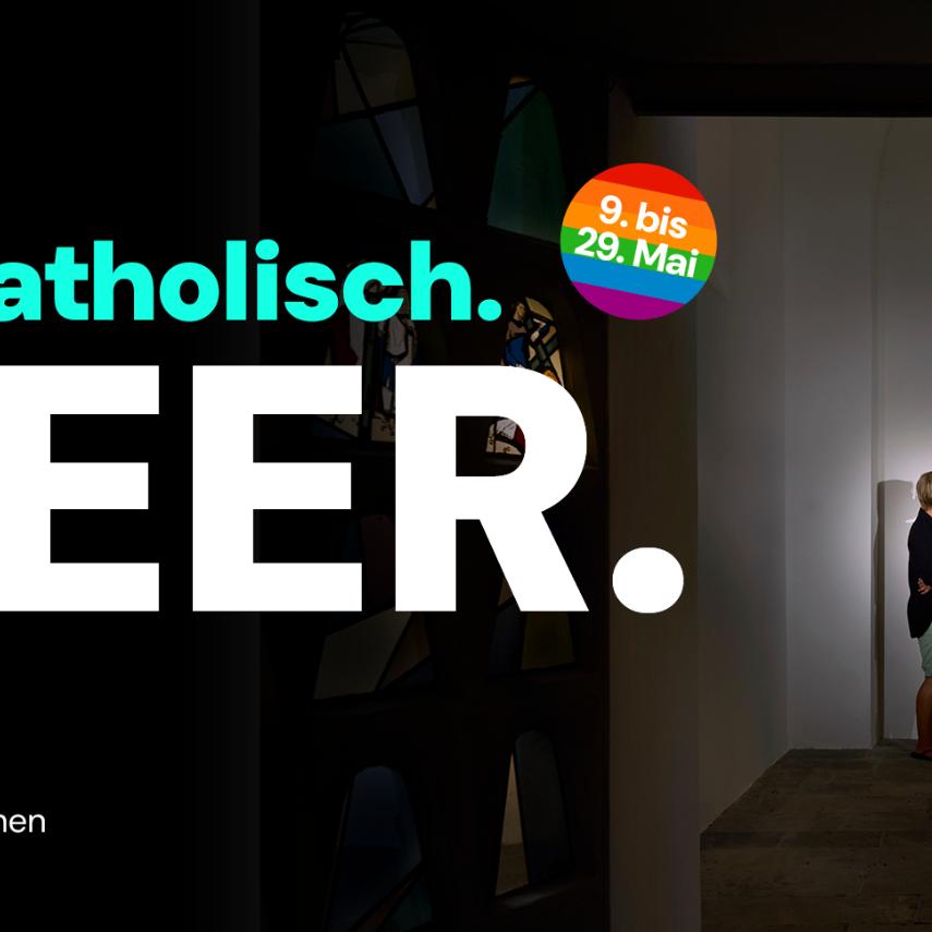 slider mit schriftzug gut.katholisch queer, im Hintergrund zwei frauen, de sich in der kircheküssen
