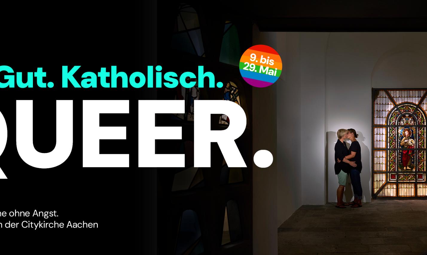 slider mit schriftzug gut.katholisch queer, im Hintergrund zwei frauen, de sich in der kircheküssen