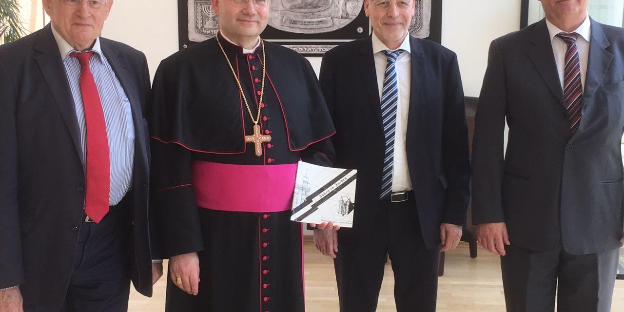 v.l.n.r.: Dr. Robert Neugröschel (Vorstandsvorsitzender der Jüdischen Gemeinde), Bischof Dr. Helmut Dieser, Rabbiner Mordeschai Bohrer, Friedrich Thul (Geschäftsführer Jüdische Gemeinde).
Unser Bischof wurde von den Verantwortlichen für die christlich-jüdischen Beziehungen im Bistum Aachen (Msgr. Huben und mir) begleitet.