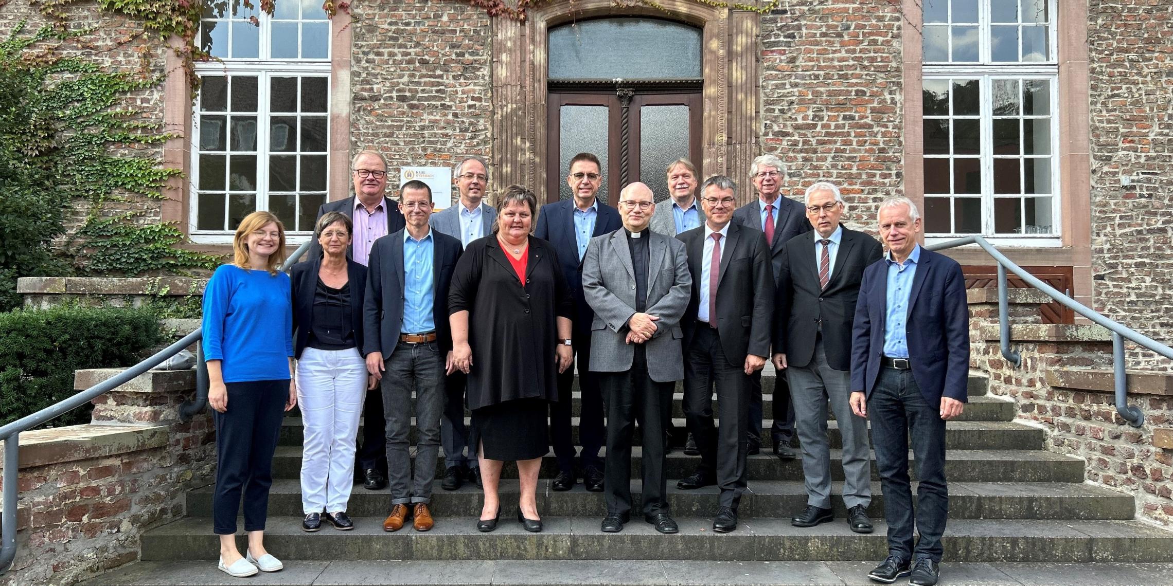 Bischof Dr. Helmut Dieser (M.) traf im Haus Overbach in Jülich mit den Spitzen der Caritasverbände im Bistum Aachen zusammen. Dazu gehörten die Geschäftsführer und Vorstandssprecher*innen der regionalen Caritasverbände Caritas Eifel, Caritas Düren-Jülich e.V., Caritas Heinsberg, Caritas Krefeld & Meerbusch, Caritasverband Region Mönchengladbach e.V., Caritasverband für die Region Kempen-Viersen e.V., Caritas Aachen sowie die Leitung des Caritasverband für das Bistum Aachen e.V..