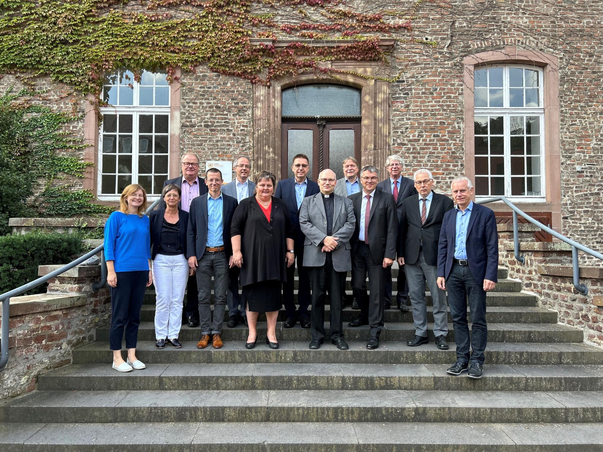 Bischof Dr. Helmut Dieser (M.) traf im Haus Overbach in Jülich mit den Spitzen der Caritasverbände im Bistum Aachen zusammen. Dazu gehörten die Geschäftsführer und Vorstandssprecher*innen der regionalen Caritasverbände Caritas Eifel, Caritas Düren-Jülich e.V., Caritas Heinsberg, Caritas Krefeld & Meerbusch, Caritasverband Region Mönchengladbach e.V., Caritasverband für die Region Kempen-Viersen e.V., Caritas Aachen sowie die Leitung des Caritasverband für das Bistum Aachen e.V.. (c) DiCV Aachen