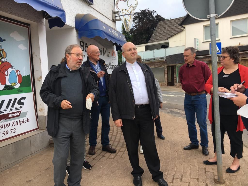 Bischof Dr. Helmut Dieser besucht Flutgebiete in Schleiden und Kall (c) Bistum Aachen - Resi Conrads Mathar