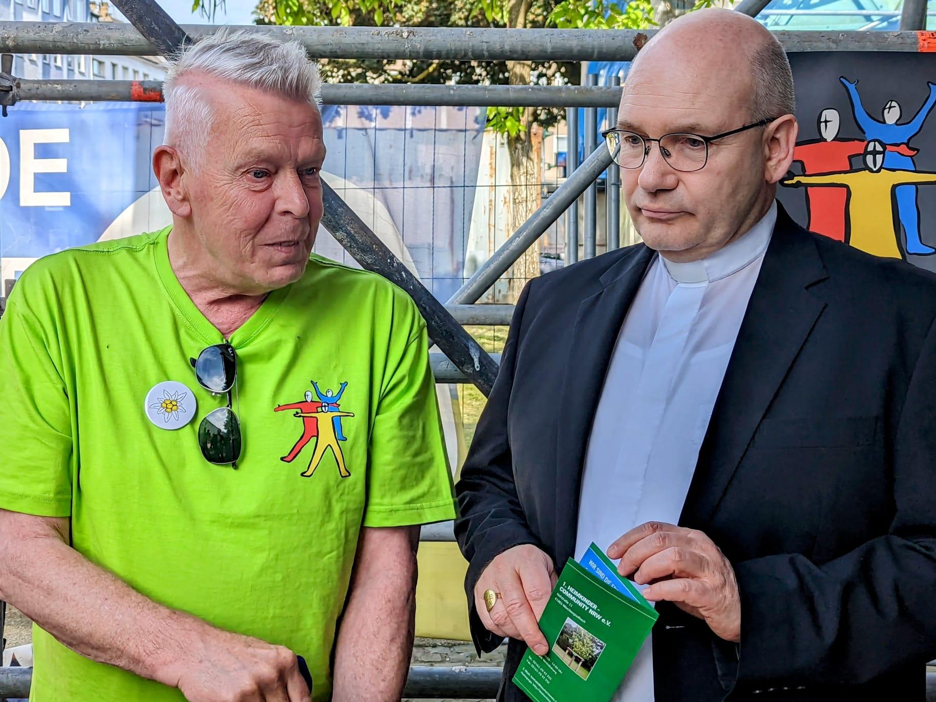 Bischof Dr. Helmut Dieser und Uwe Werner